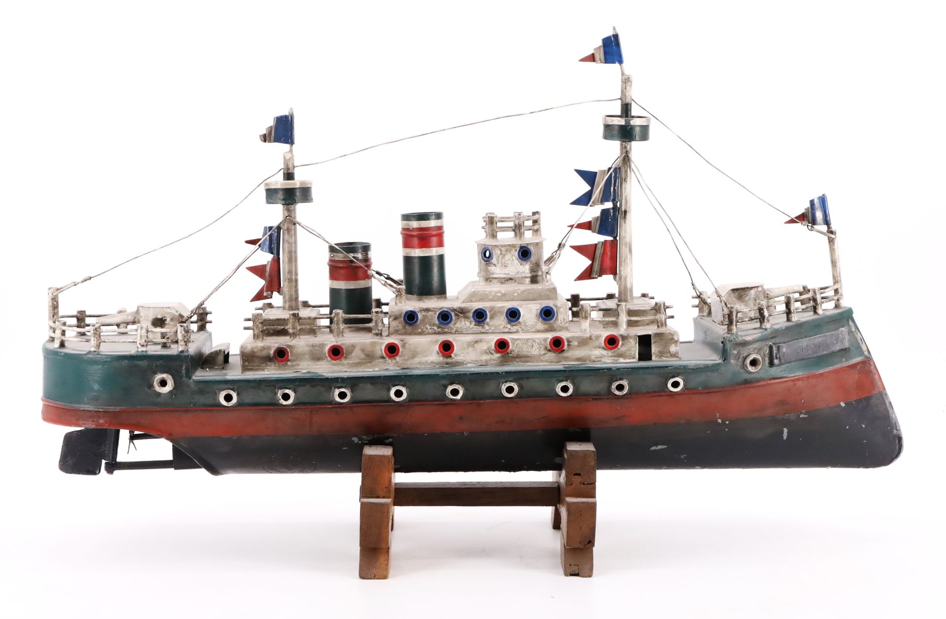 Null 悬挂法国海军旗帜的护卫舰阿尔巴特罗斯号模型，漆面金属板。34 x 62 x 13 cm。