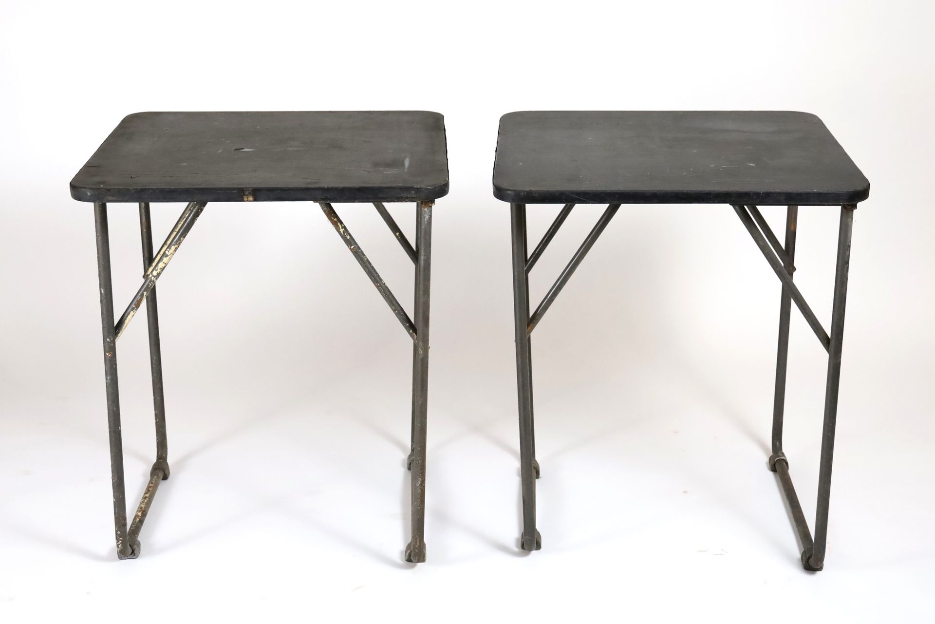 Null CGT法国1962年--TUBAUTOT公司的两张黑漆金属桥面折叠桌--高70厘米，宽60厘米，长60厘米（磨损，状态）。