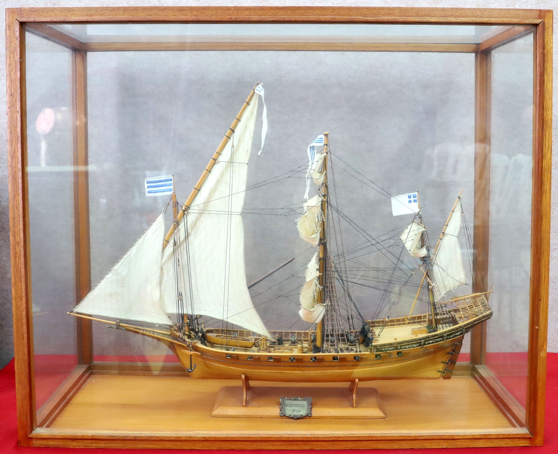 Null 三桅帆船模型，清漆和部分镀金的木头，棉帆布的船帆，在其展示箱中交付，20世纪，高38厘米，宽83厘米，长36厘米。