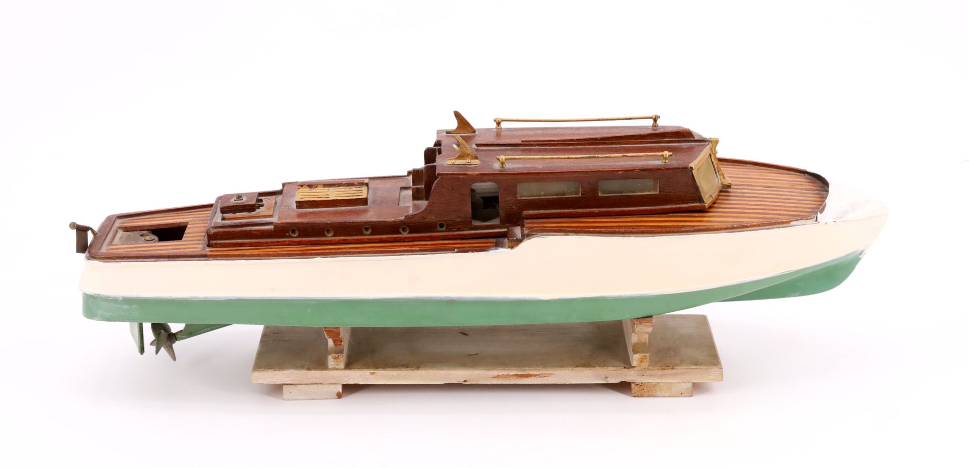 Null Maquette de bateau en bois et tole, pont latté, la cabine amovible permetta&hellip;