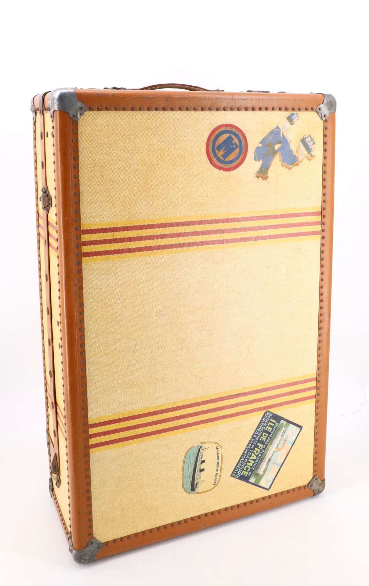 Null 黄色油布覆盖的木制旅行箱，金属角，里面有一个衣柜和各种存储隔间，20世纪50-60年代，高81厘米，宽52厘米，长26厘米（磨损，有旧的CGT衬垫贴纸&hellip;