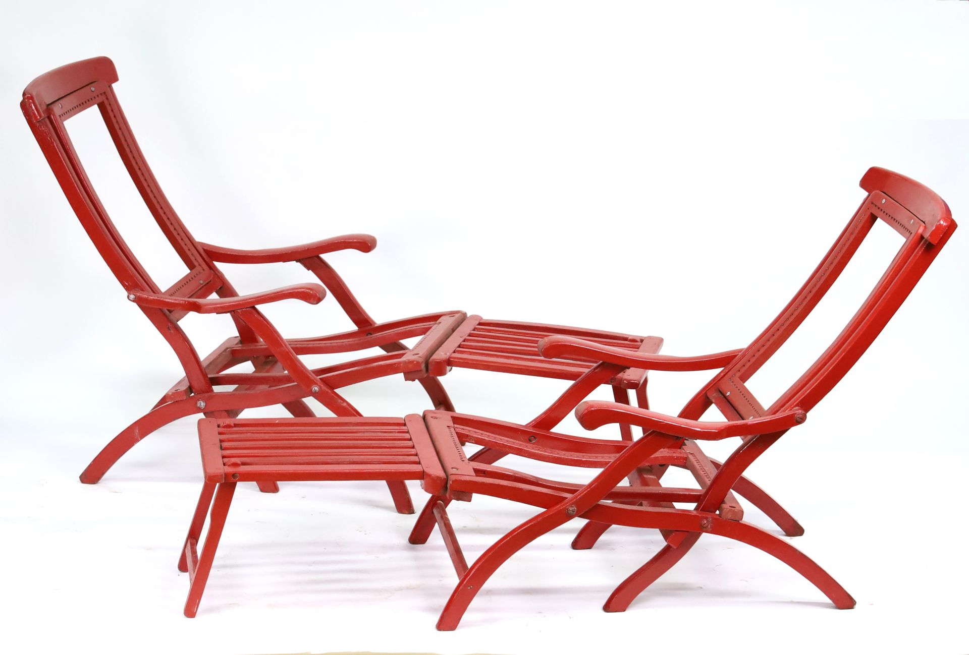 Null CGT Normandie 1935 - 两把红漆木质甲板椅（1962年在法国号上重新使用，藤条代替了带子）（缺少座椅和靠背）（磨损，原样）。