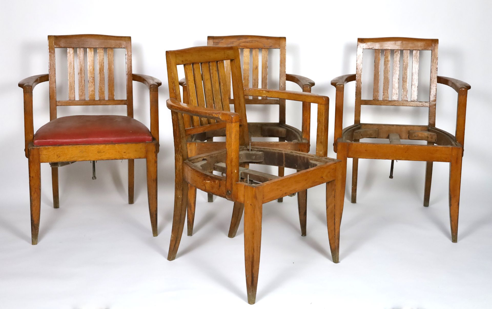 Null CGT Ile de France 1949 - 套装四把天然木扶手椅，座椅为红色鼹鼠皮（只有一把） - 高84厘米，宽60厘米，长44厘米（磨损）。
