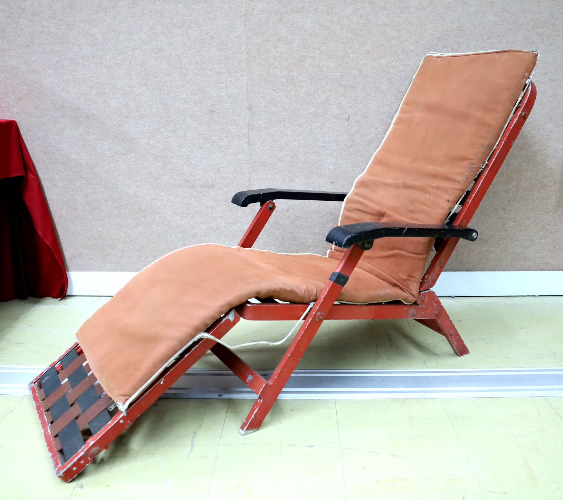 Null CGT France 1962 - Chaise longue de pont en aluminium laqué rouge, sangles n&hellip;