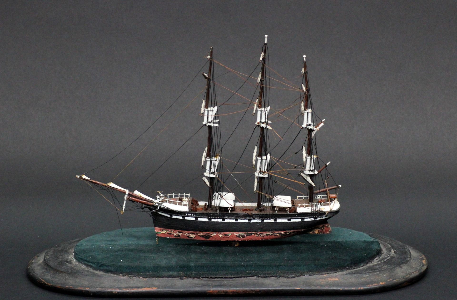 Null 一艘三桅商船 "Le Ethel "的模型。清漆和喷漆的木质船体，有黑色、红色和白色的假口，铁帆，四个独木舟在岗。海员的工作，19世纪末。W.29 H&hellip;