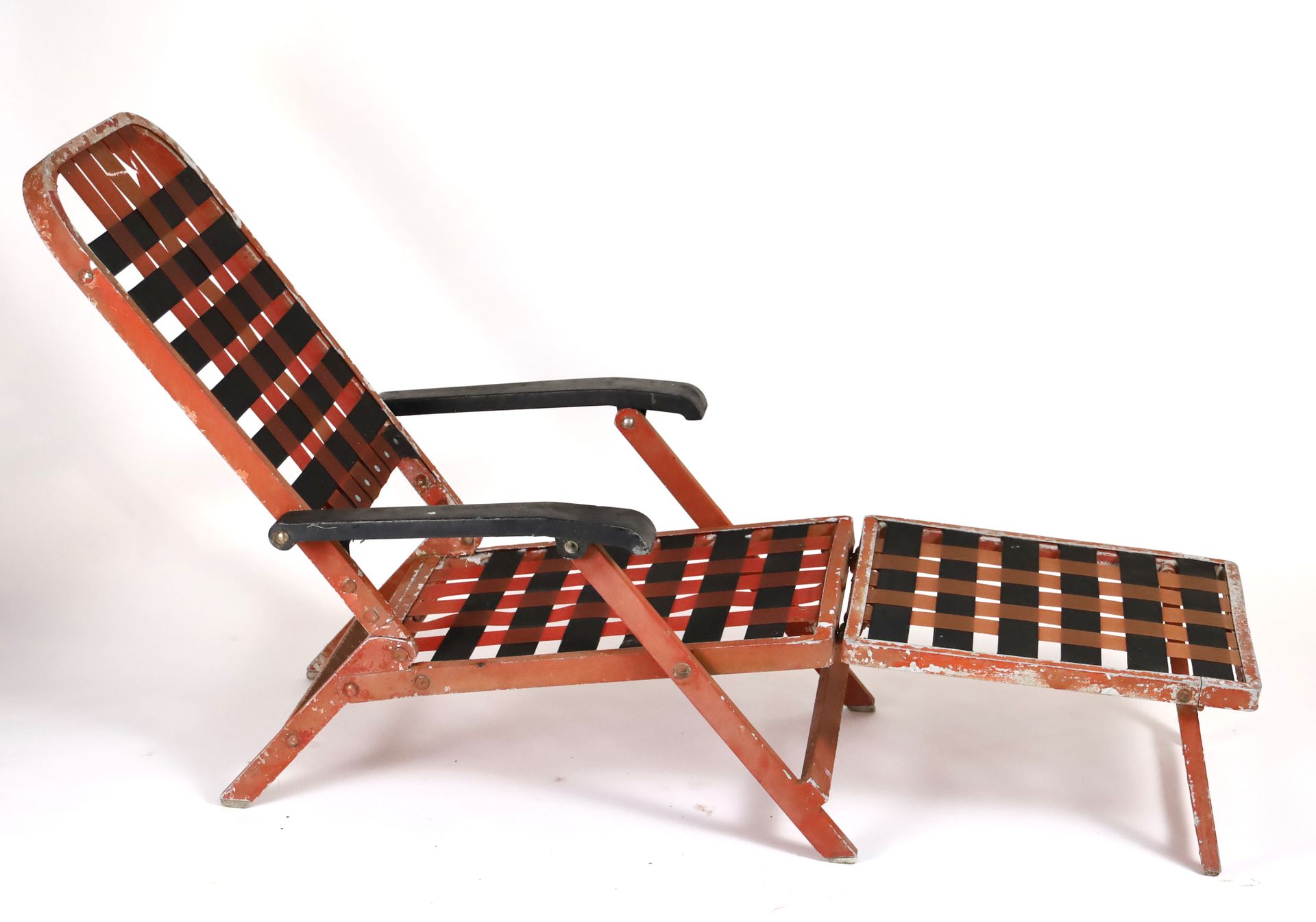 Null CGT France 1962 - Red lacquered aluminium deck chair, black and red straps &hellip;