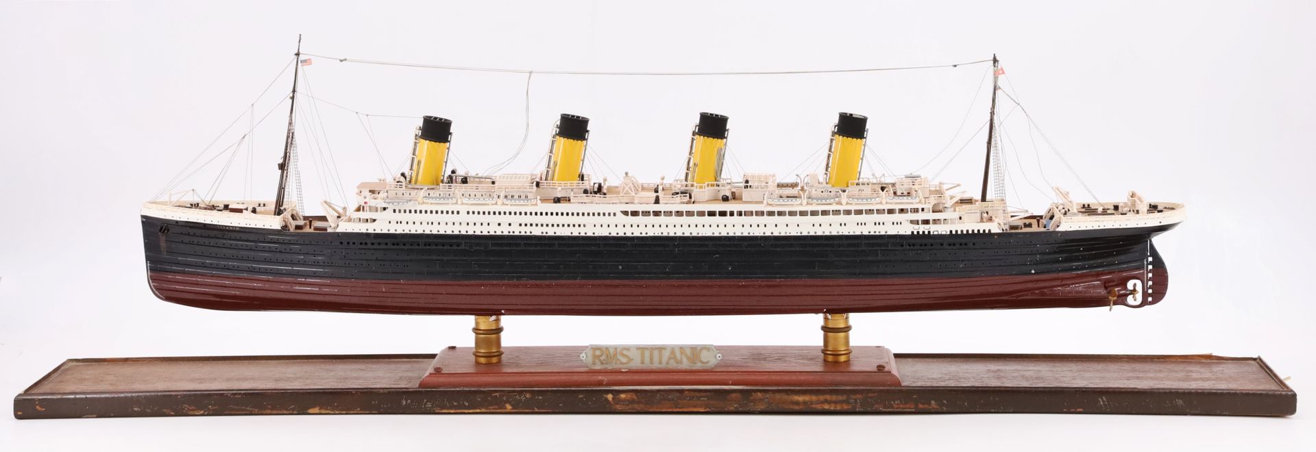 Null Model under glass of the White Star liner RMS TITANIC, in resin, plinth. H.&hellip;