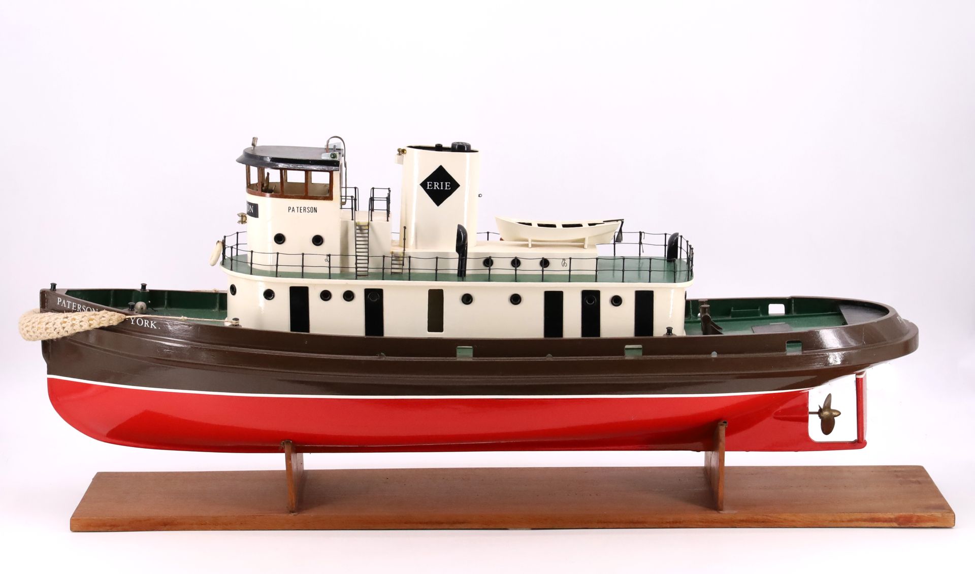 Null 绿色和白色漆木的纽约拖船帕特森号模型。基座。41 x 91 x 20厘米，有轻微事故。
