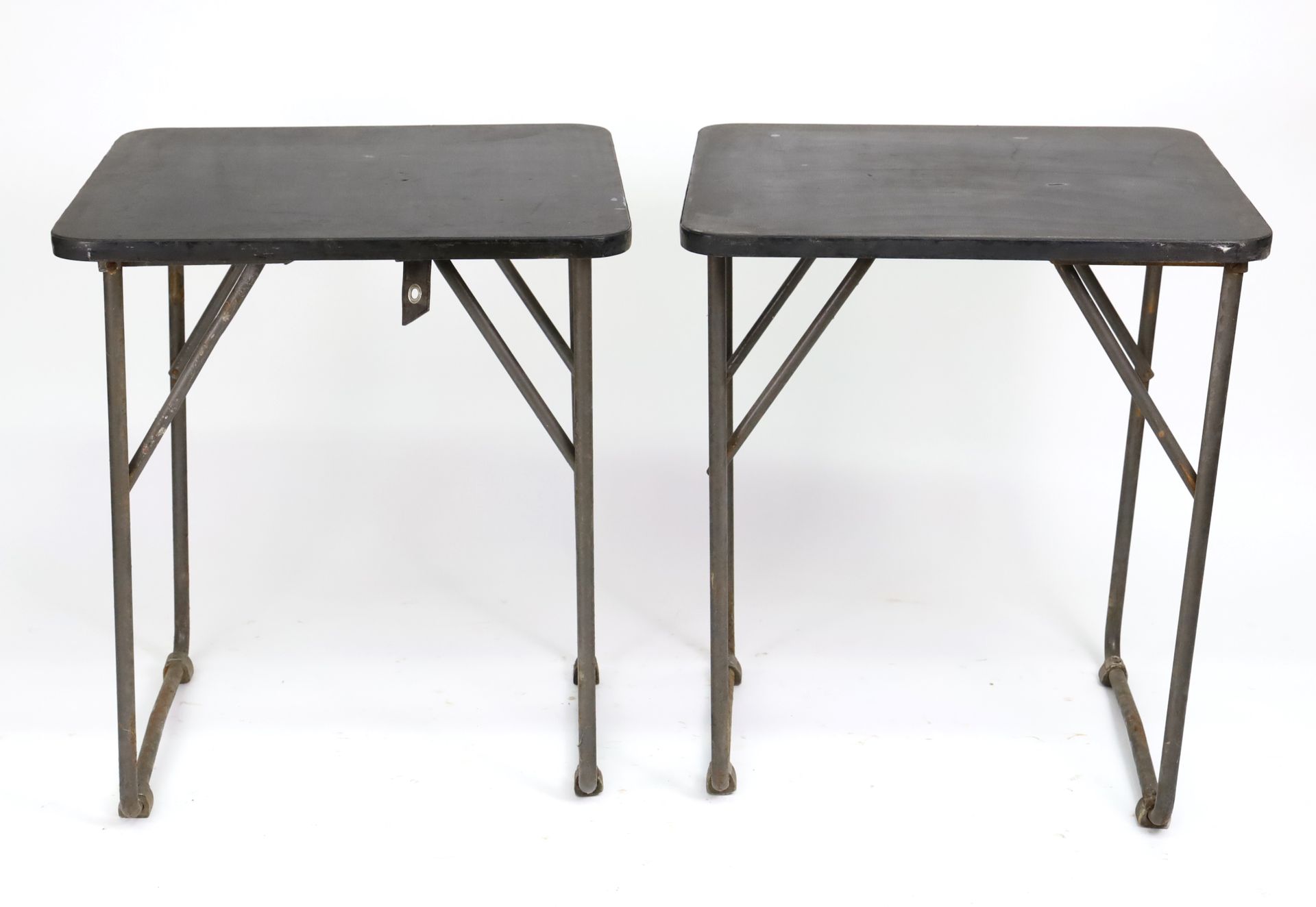 Null CGT Francia 1962 - Due tavoli pieghevoli per il ponte in metallo laccato ne&hellip;