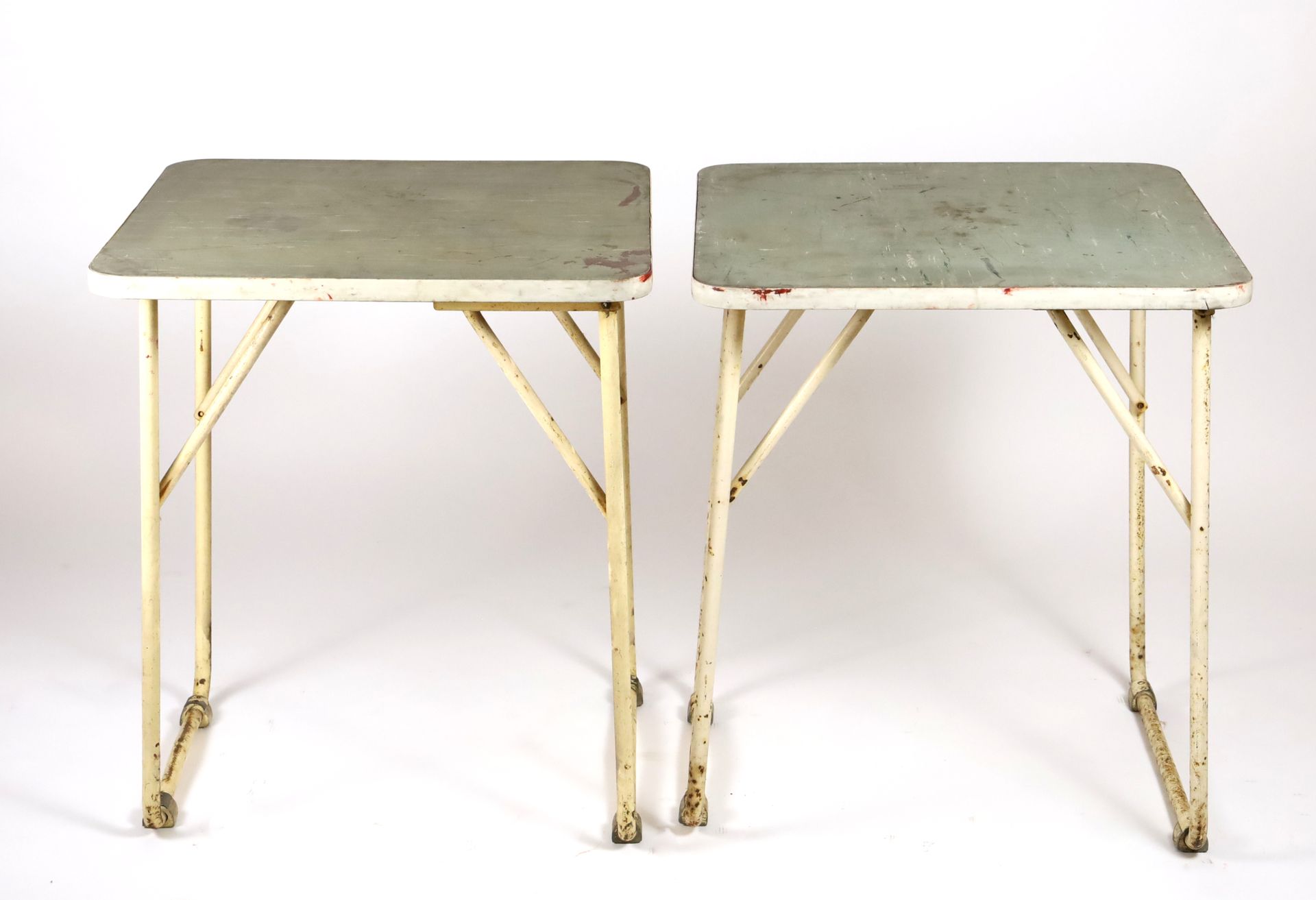 Null CGT法国1962年--TUBAUTOT的两张乳白色漆面金属甲板折叠桌--高70厘米，宽60厘米，长60厘米（已磨损，原样）。