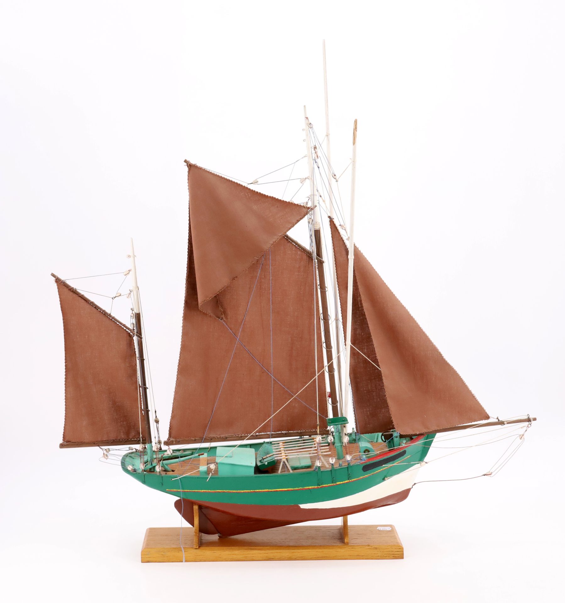 Null 木制金枪鱼船模型，挂帆，甲板上有挡板，绿色、红色和白色的船体，有黄色和红色的镶边。在泊位上。H. 75 L. 68 cm.损坏和丢失的部件