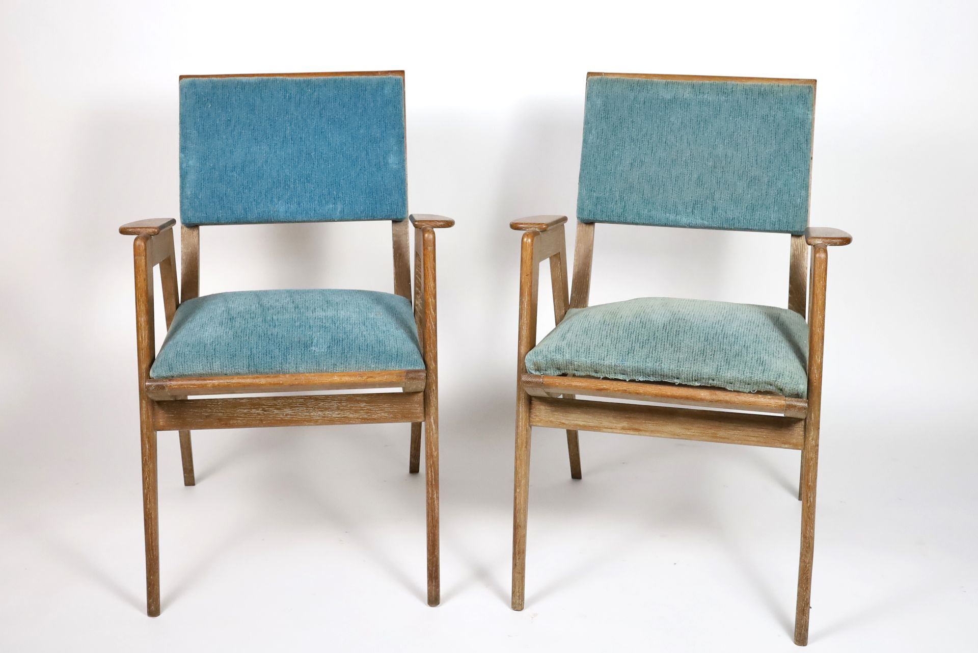 Null PAQUEBOT - 天然木扶手椅一对，座椅和靠背为蓝色天鹅绒 - 高89厘米，宽59厘米，长69厘米（划痕，磨损）