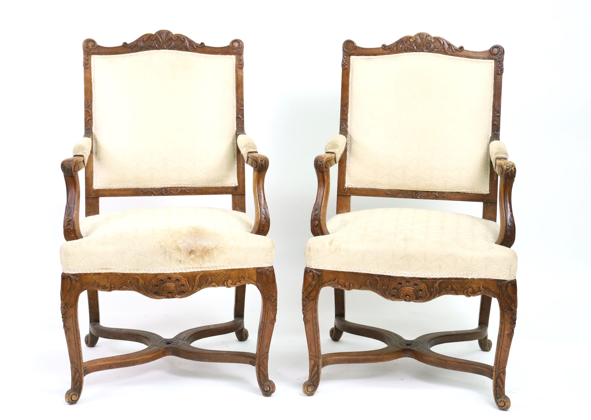 Null CGT法国1912年 - 一对模制和雕刻的天然木扶手椅，装饰有贝壳和叶子，四条凸腿，白色织物装饰有棕榈图案（污渍） - 摄政风格 - 高95厘米，宽5&hellip;