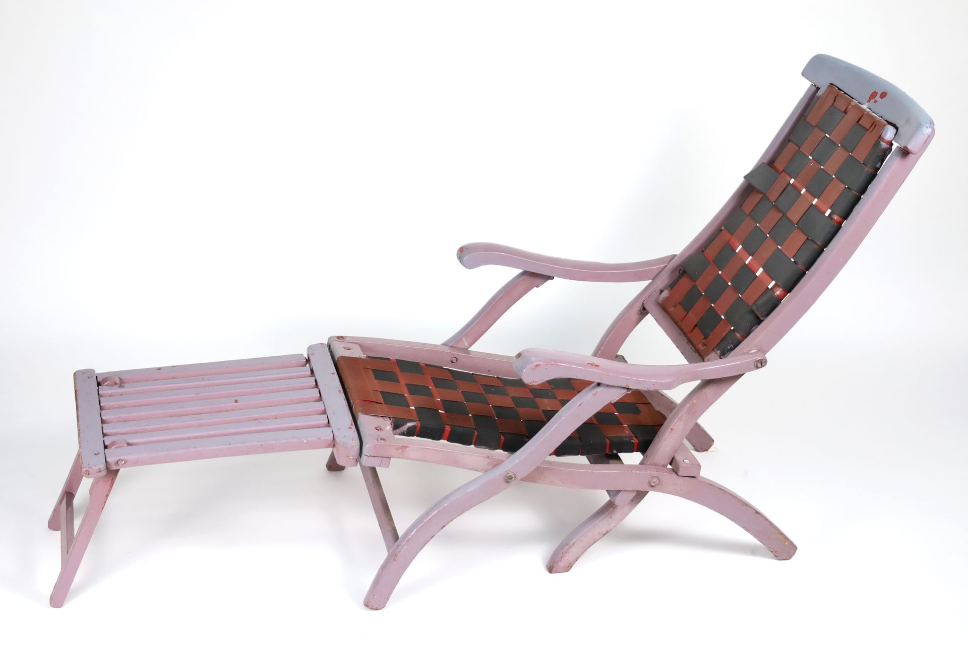 Null CGT Normandie 1935 - 紫色漆面的木质躺椅，红色和黑色的带子（1962年在法国号上重新使用，藤条代替了带子）（磨损，原样）。