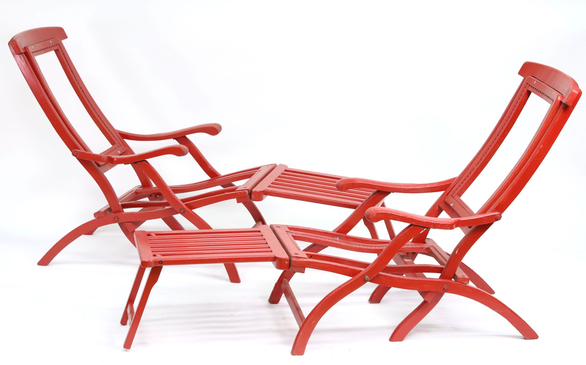 Null CGT Normandie 1935 - 两把红漆木质甲板椅（1962年在法国号上重新使用，藤条代替了带子）（缺少座椅和靠背）（磨损，原样）。