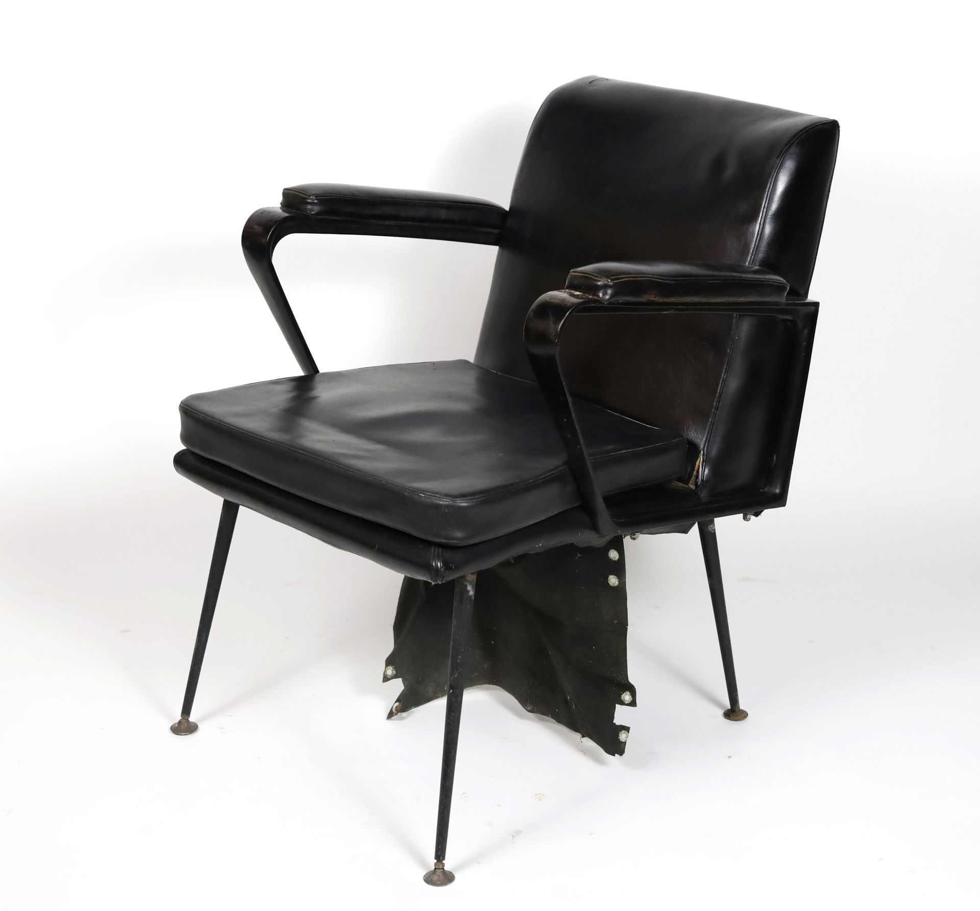 Null PAQUEBOT - 黑色漆面金属扶手椅，座椅和靠背为黑色鼹鼠皮 - 高77厘米，宽57厘米，长57厘米（磨损和意外）。