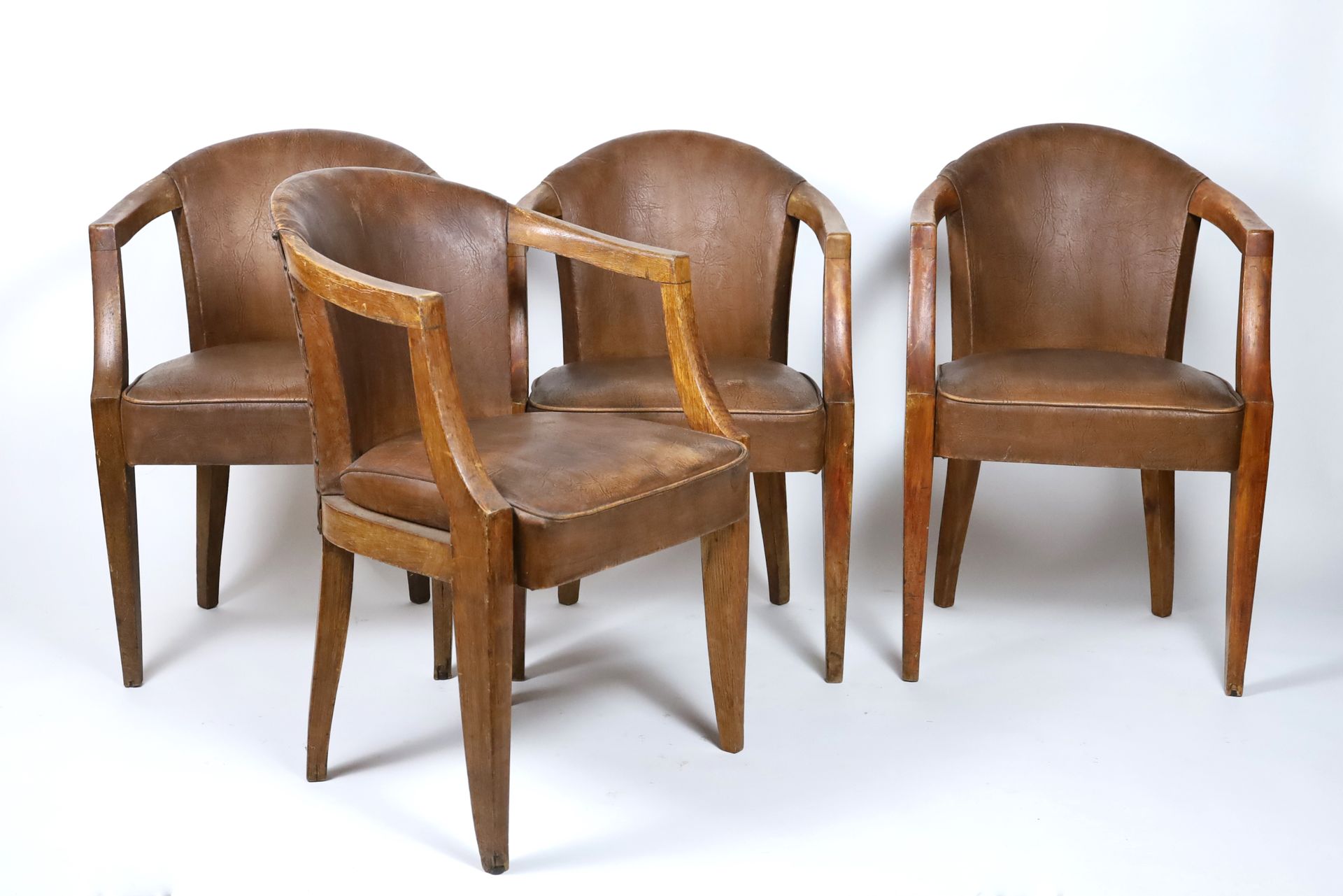 Null CGT Ile de France, 1949 - 在SPADE之后 - 四把天然木扶手椅组成的套房，座椅和靠背为棕色鼹鼠皮 - 高81厘米，宽54厘&hellip;