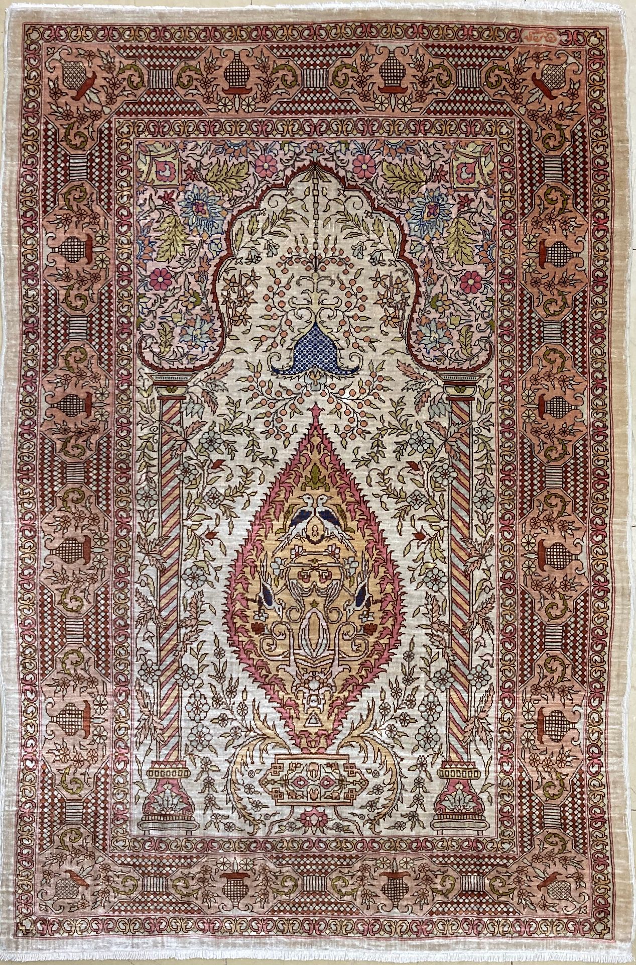 Null Tapis en velours de soie, champ à fond olive à décor de mihrab et de fleurs&hellip;