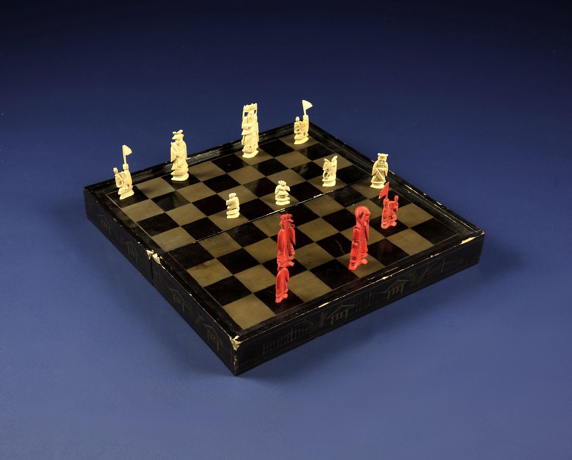 Null Jeu d’échecs dans son coffret formant plateau en bois laqué noir et doré, g&hellip;