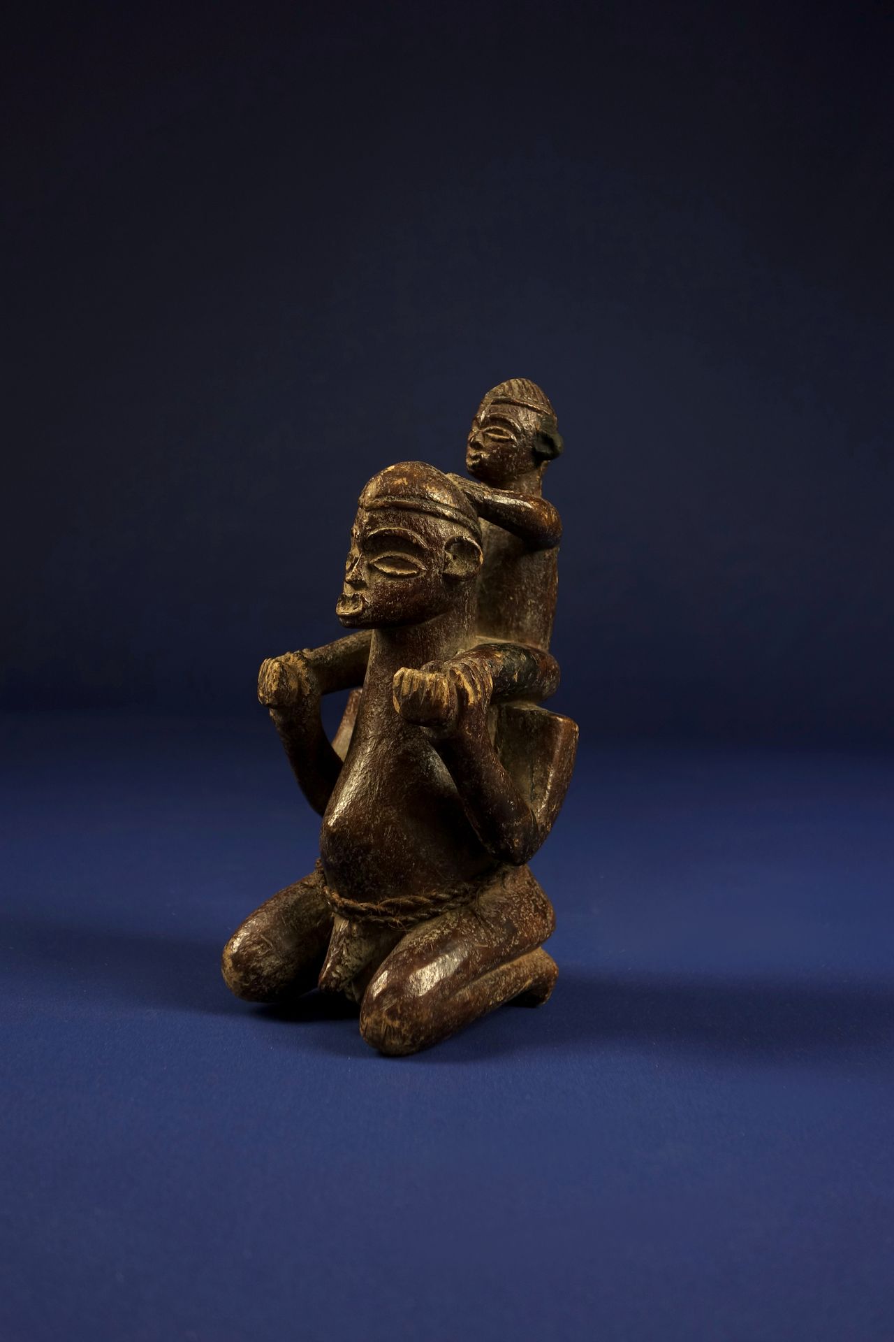 Null Figure masculine portant un enfant sur les épaules, en bois sculpté 

Afriq&hellip;