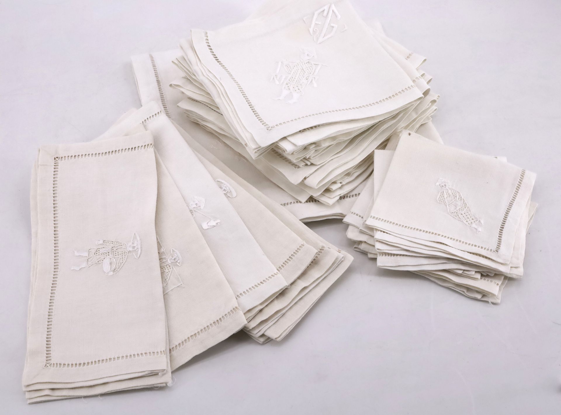 Null Service à thé en coton brodé main comprenant : 1 nappe, 12 serviettes, 1 pe&hellip;