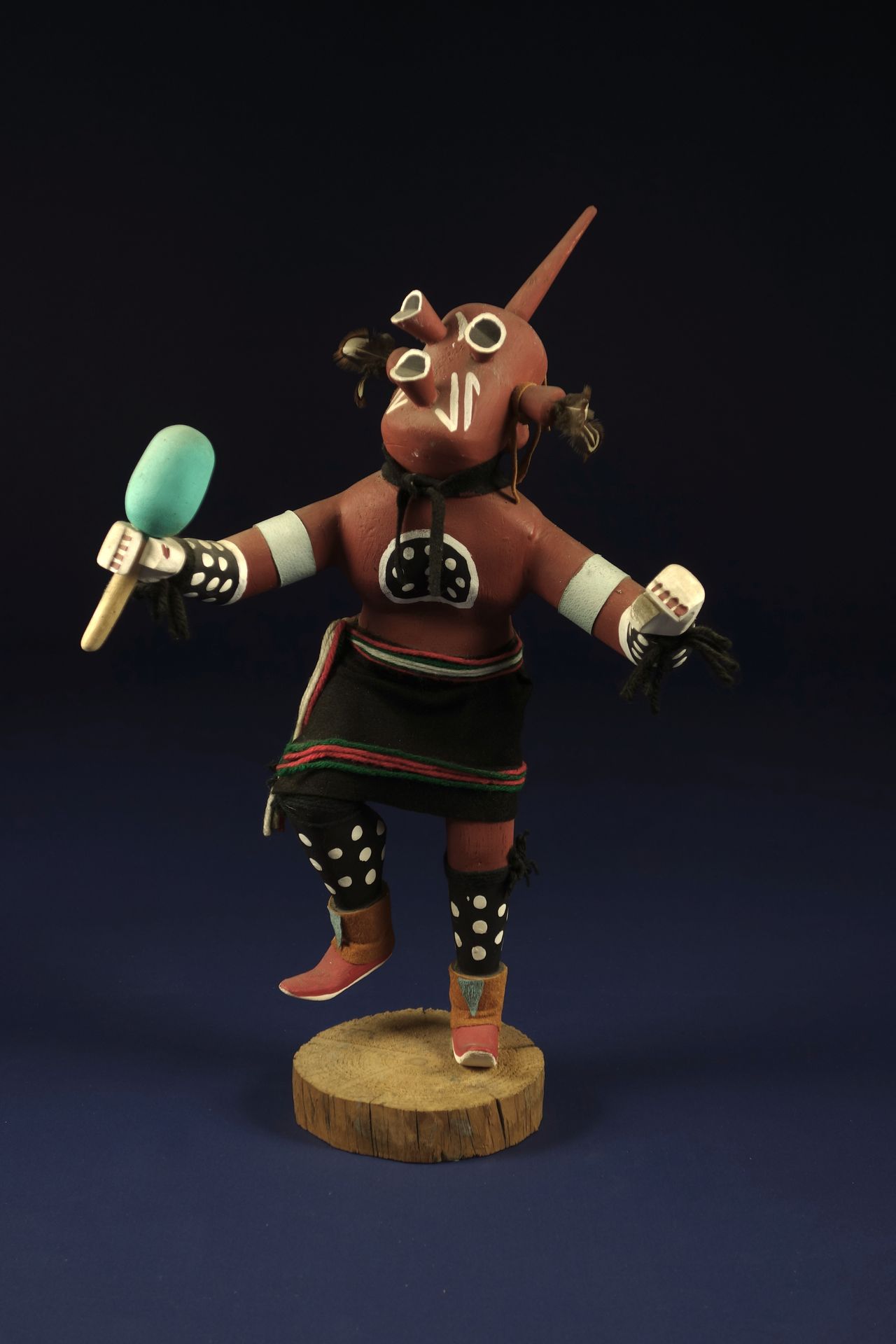 Null KOYEMSI

Clown Tête de boue, Mud Head Kachina.

Bois, acrylique, tissu, plu&hellip;