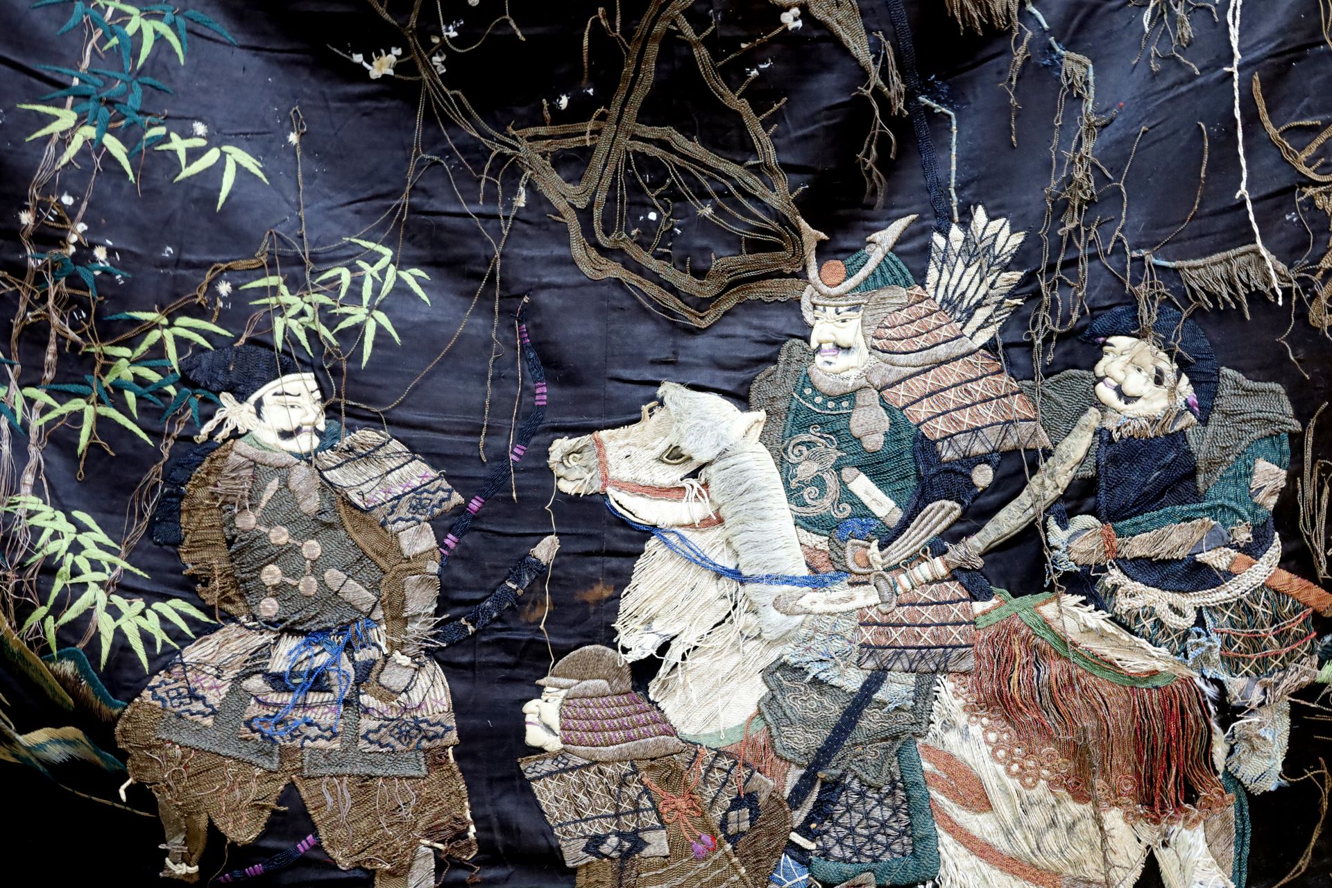 Null 
Tapisserie en soie brodée aux fils polychromes à décor de trois samouraï. &hellip;