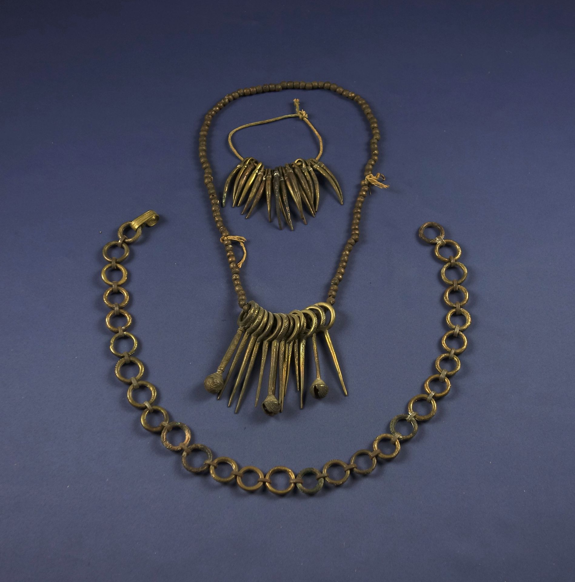 Null Lot de bijoux composé de :

- collier en métal à pendentifs aiguille et à g&hellip;
