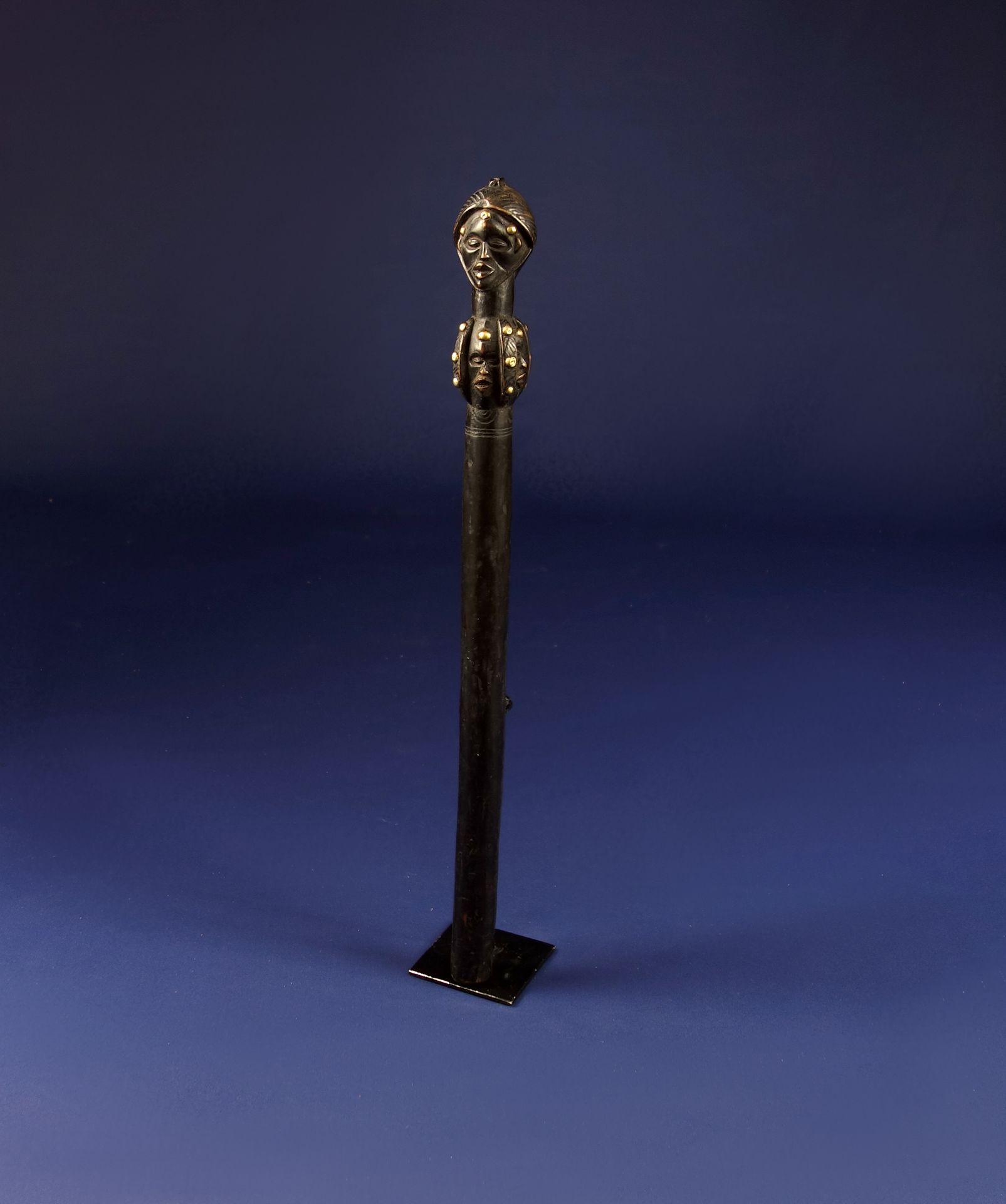 Null Sceptre 

Bois sculpté, cuivre

Afrique, Côte d’Ivoire

XXe siècle

H. 52 c&hellip;