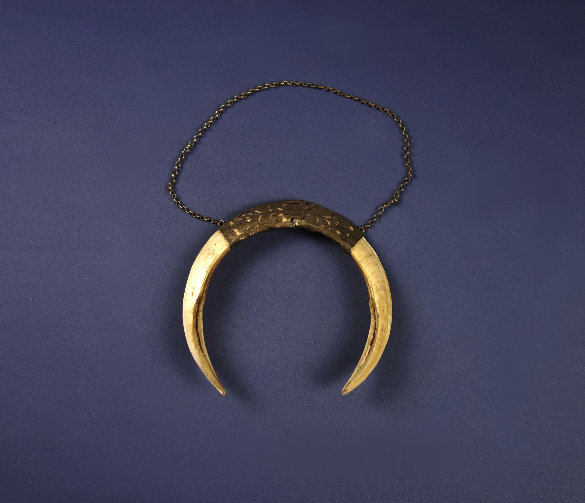 Null Collier pendentif 

Dent de phacochère et métal

Afrique

XXe siècle

D. 15&hellip;