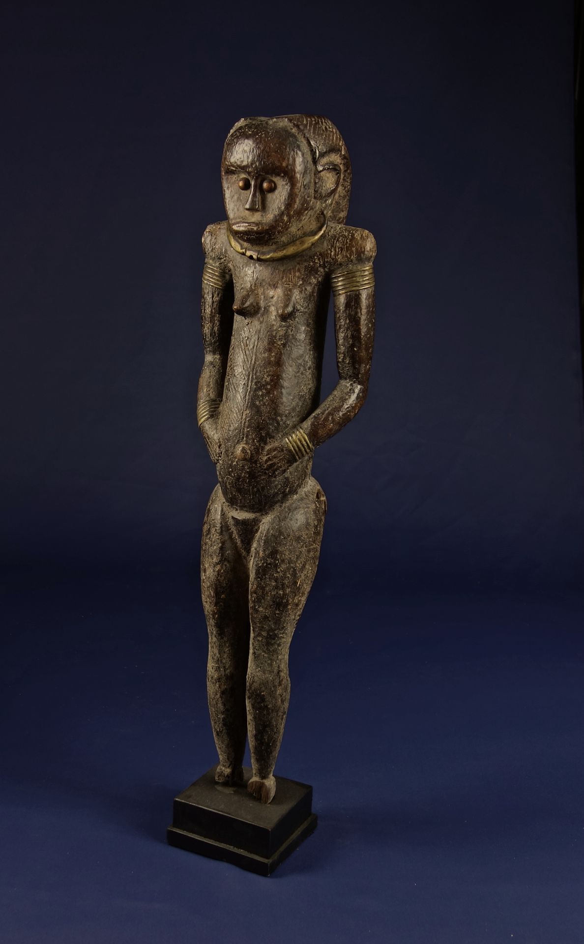 Null Femme en bois sculpté et cuivre

Afrique, Gabon, Fang

XXe siècle

H. : 68,&hellip;