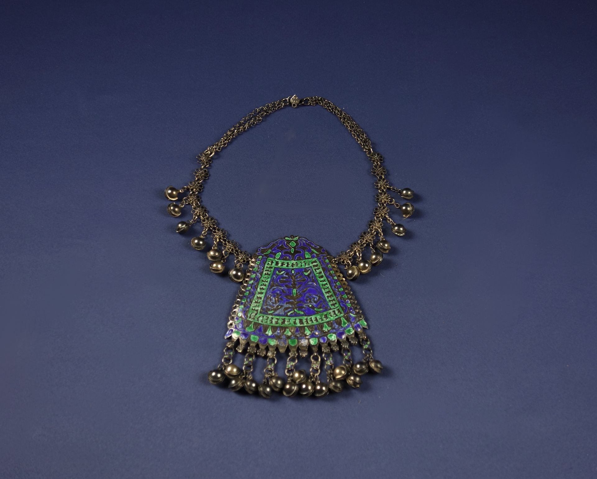 Null Collier pectoral

Métal et émail

Afrique du Nord 

XXe siècle

L. 34 cm


&hellip;