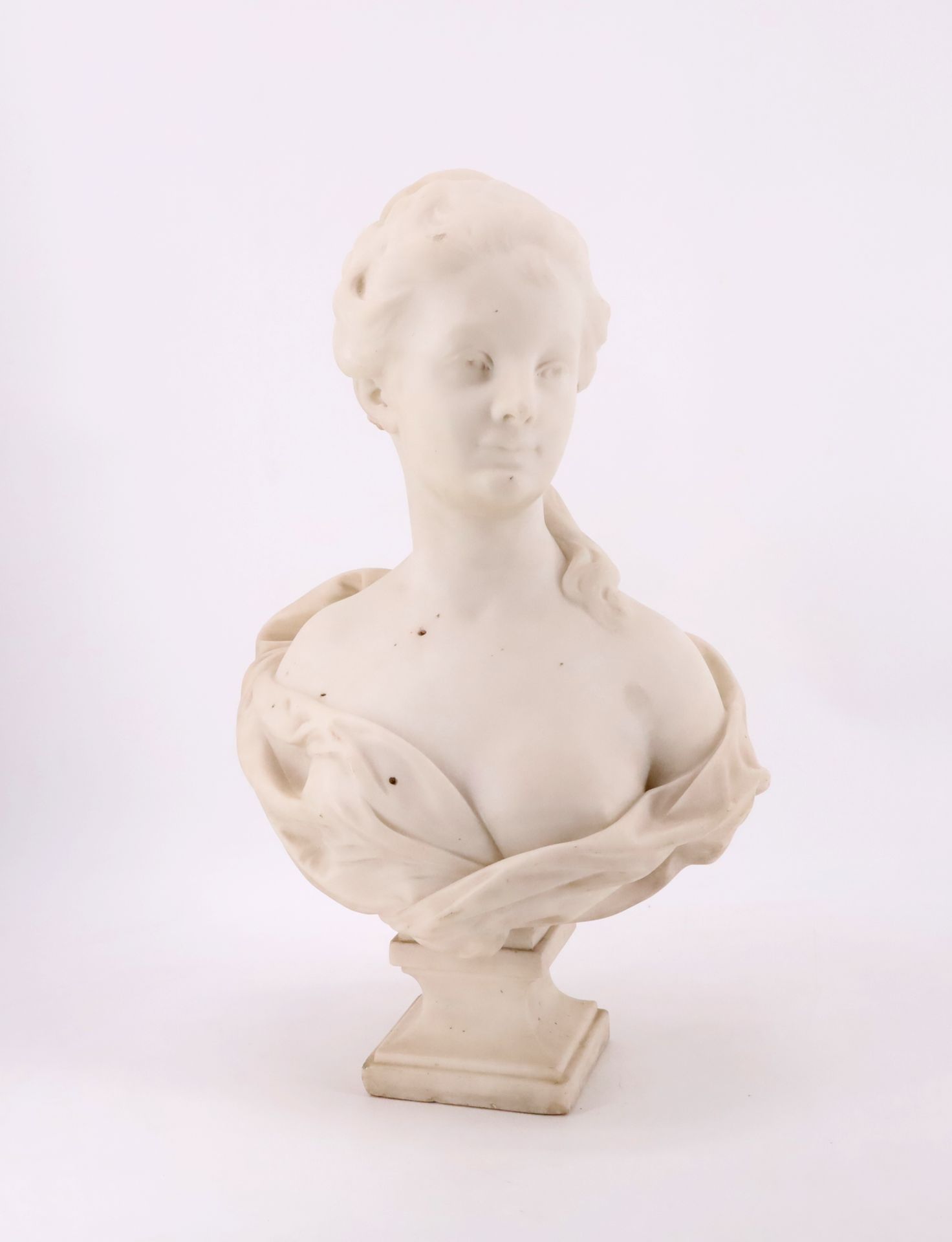 Null BOERO（19世纪学校），一个年轻的新古典主义女孩的半身像，卡拉拉大理石 - 签名 - 59厘米，W. 38厘米，D. 25厘米（底座上有撞击的痕迹&hellip;