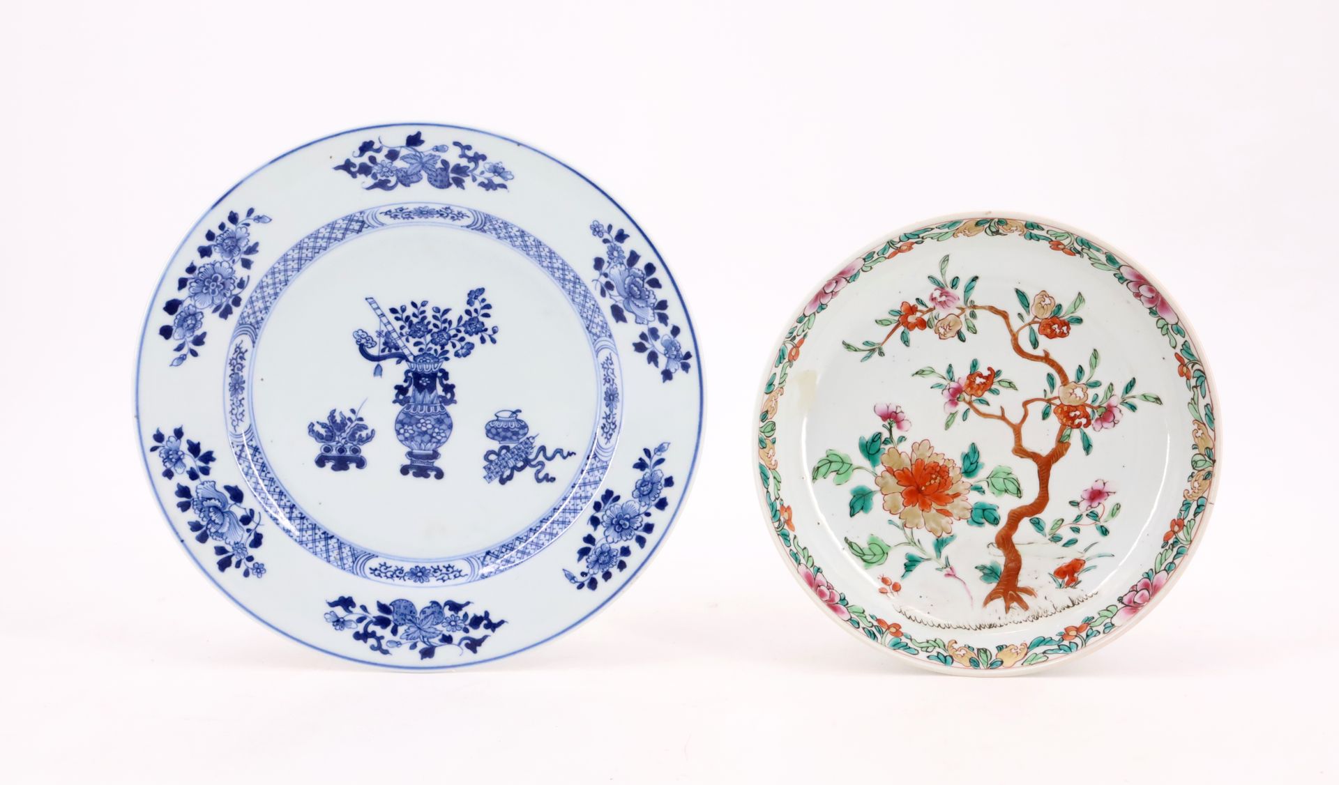 Null CHINE - Lot composé d'une assiette en porcelaine à décors en émaux polychro&hellip;