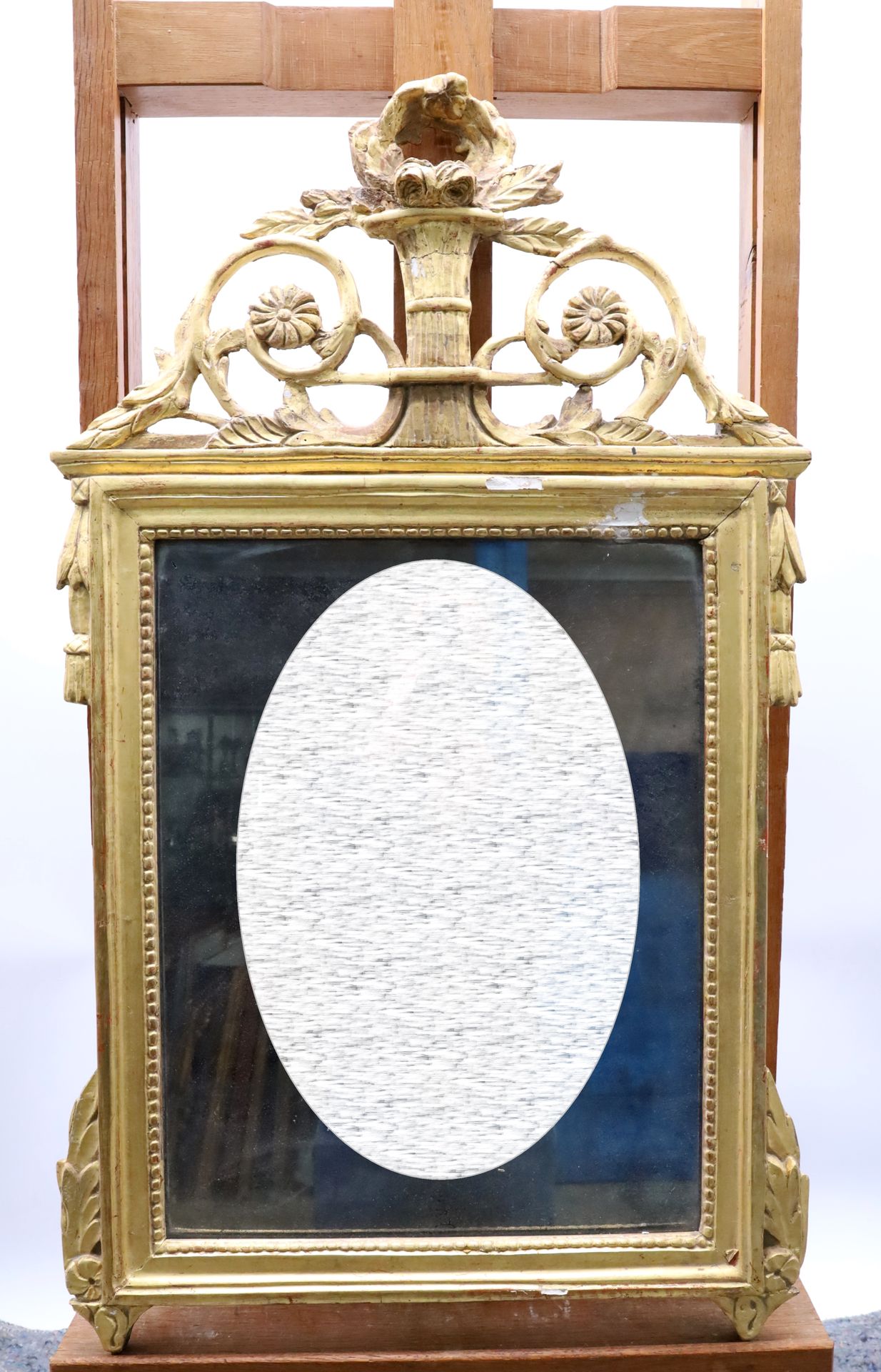 Null Molded, carved and gilded wooden mirror decorated with a row of pearls, ope&hellip;