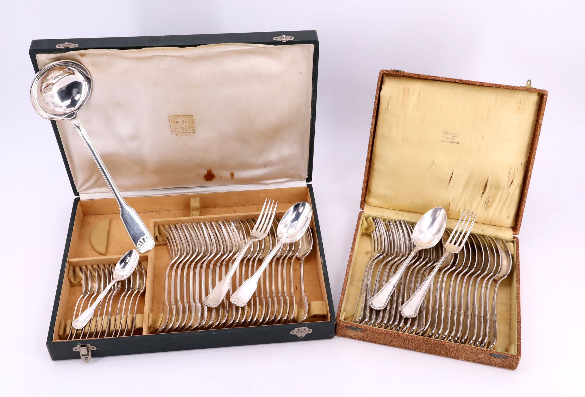 Null 镀银金属拍品包括：贝壳装饰的餐具组，包括12件餐具，12个勺子，1个勺子（盒）/小提琴形的餐具组，包括12件餐具（盒）。