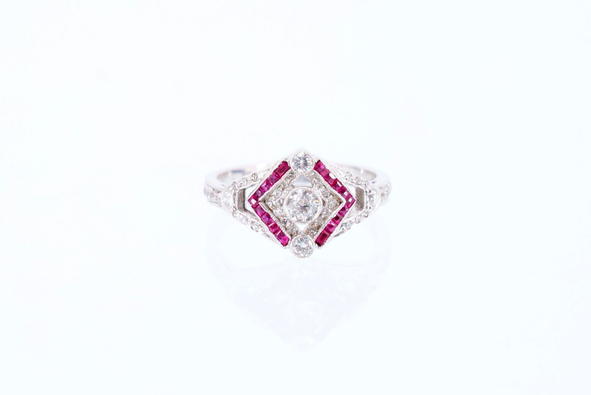 Null 一枚18K白金750‰的戒指，镶有钻石，包括三颗主要的钻石在一条线上，还有校准的红宝石在钻石图案中。

钻石的重量为0.50克拉。手指尺寸52/53 &hellip;
