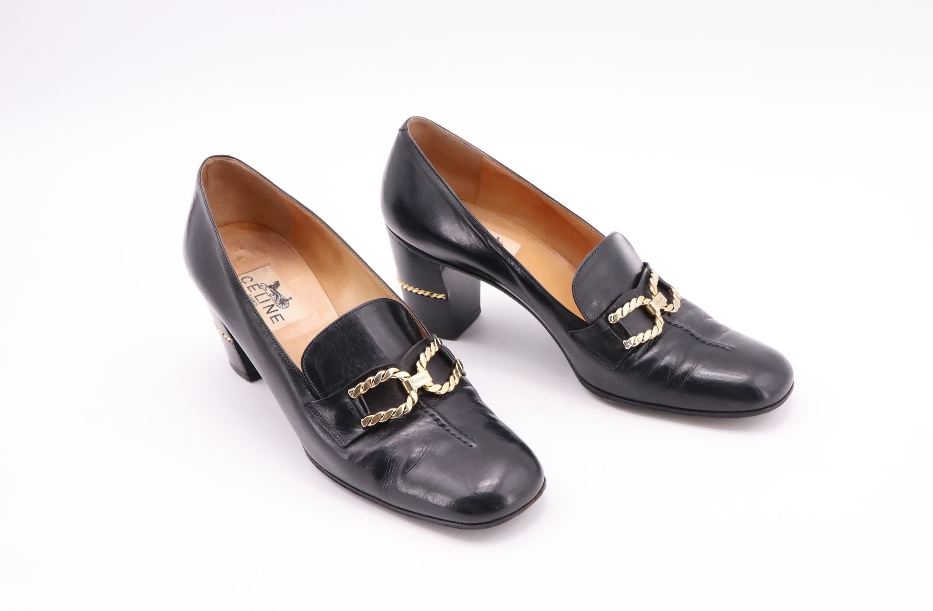 Null CELINE - PARIS，一双黑色真皮高跟鞋，金链缠绕 - 尺寸38 - 宽27厘米 - 高6.5厘米（鞋跟）（走路有褶皱）。