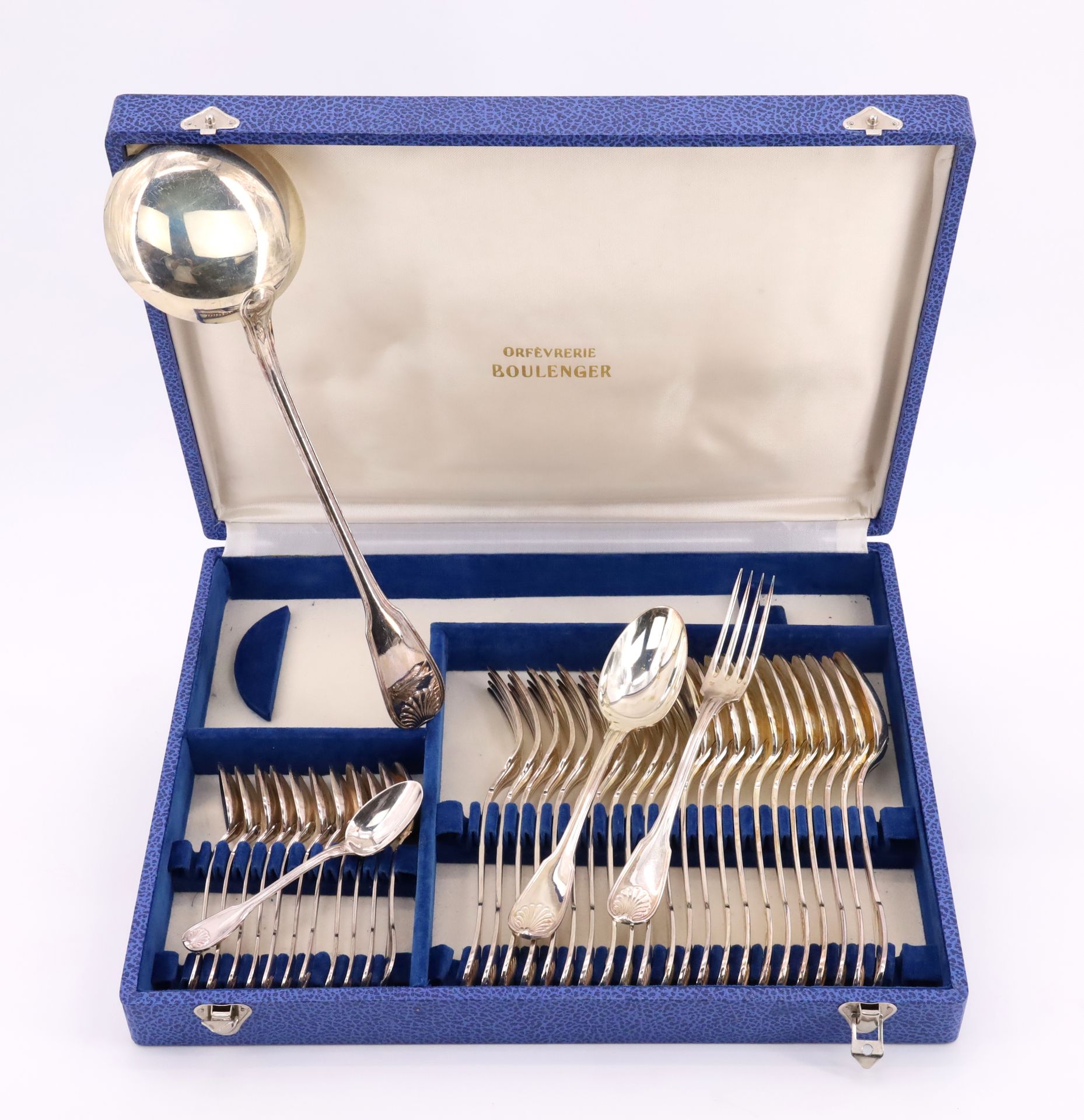Null BOULENGER - 带有贝壳装饰的镀银金属套装，包括12件餐具、12个茶匙和一个勺子 - 装在箱子里