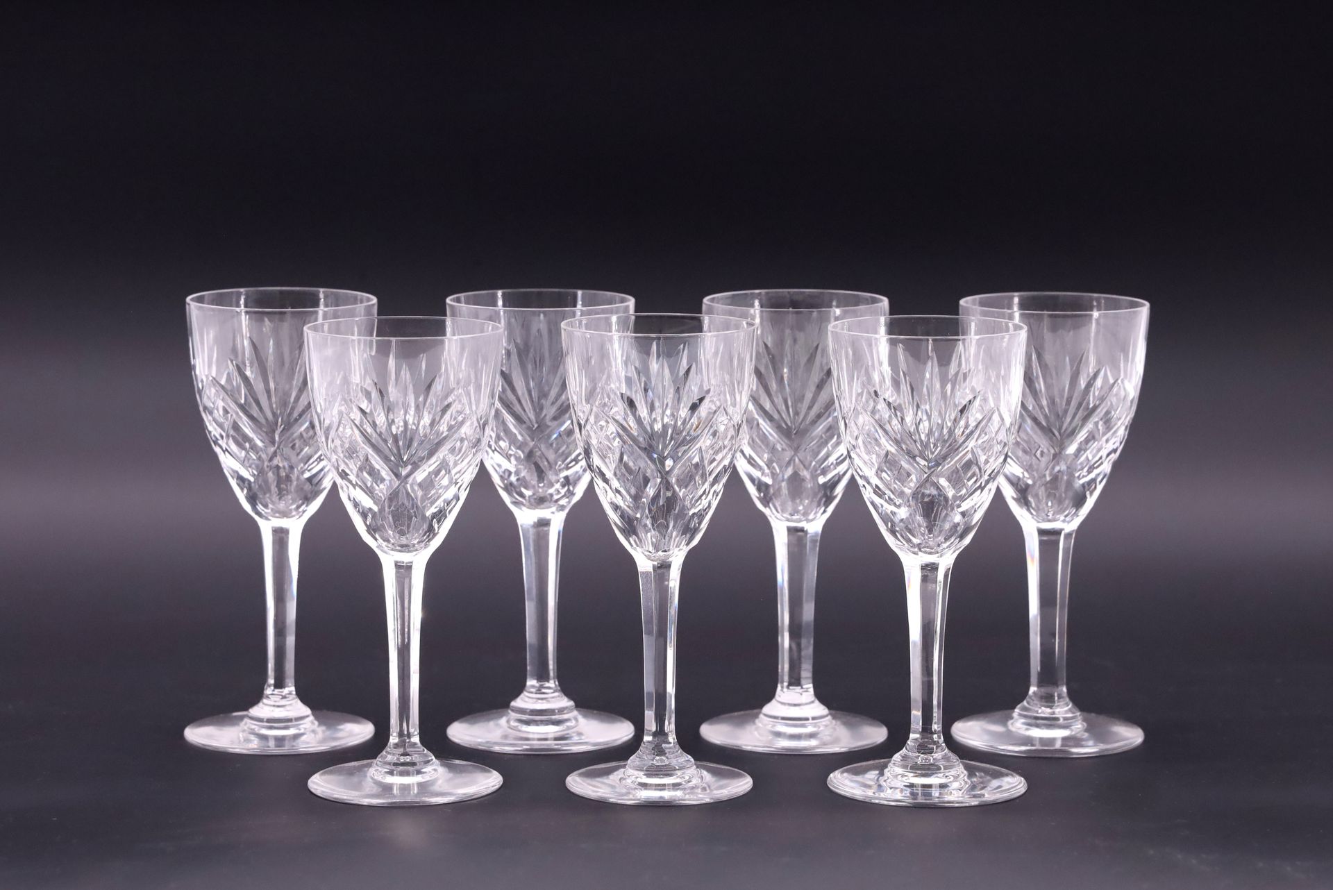 Null SAINT LOUIS - Suite de sept verres à vin en cristal taillé à décor de feuil&hellip;
