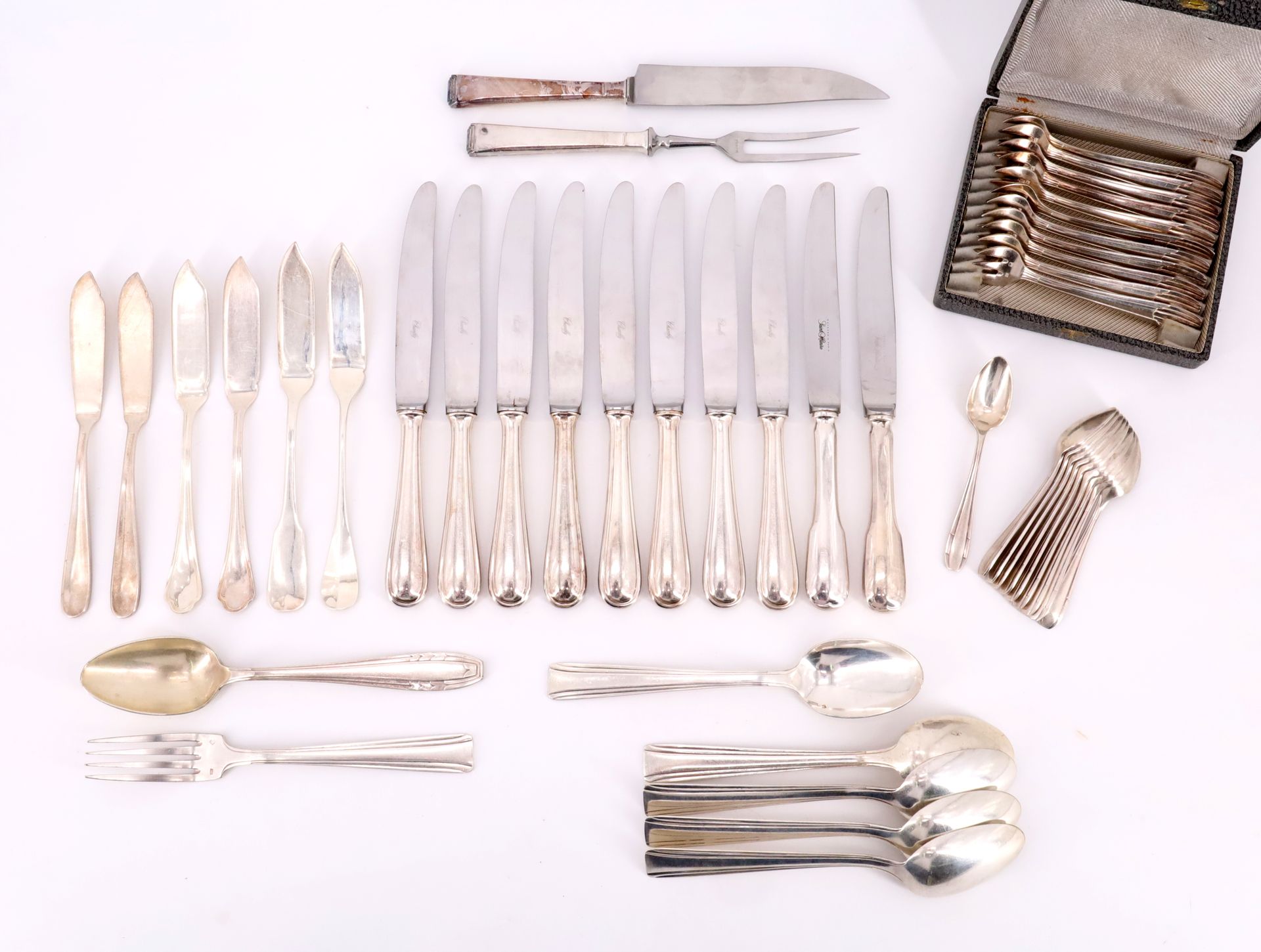 Null Lot including :

Six silver plated table spoons.

One silver plated table f&hellip;