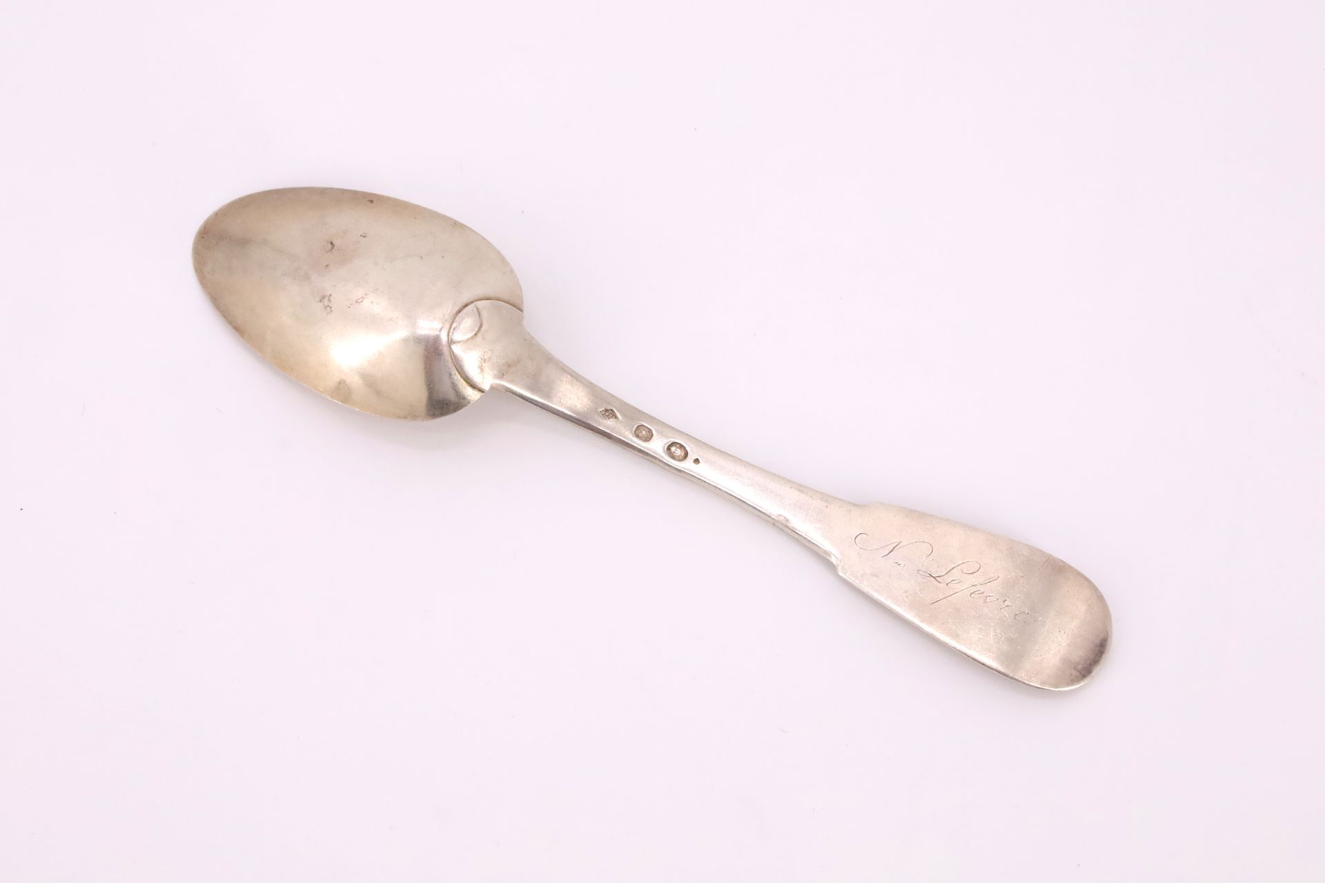 Null 一把950‰的银质汤匙，单平面图案，铲子的背面刻有 "N.Lefevre"，法国，1798-1809，第一公鸡印记，大保证部印记（58），金匠印记（J&hellip;