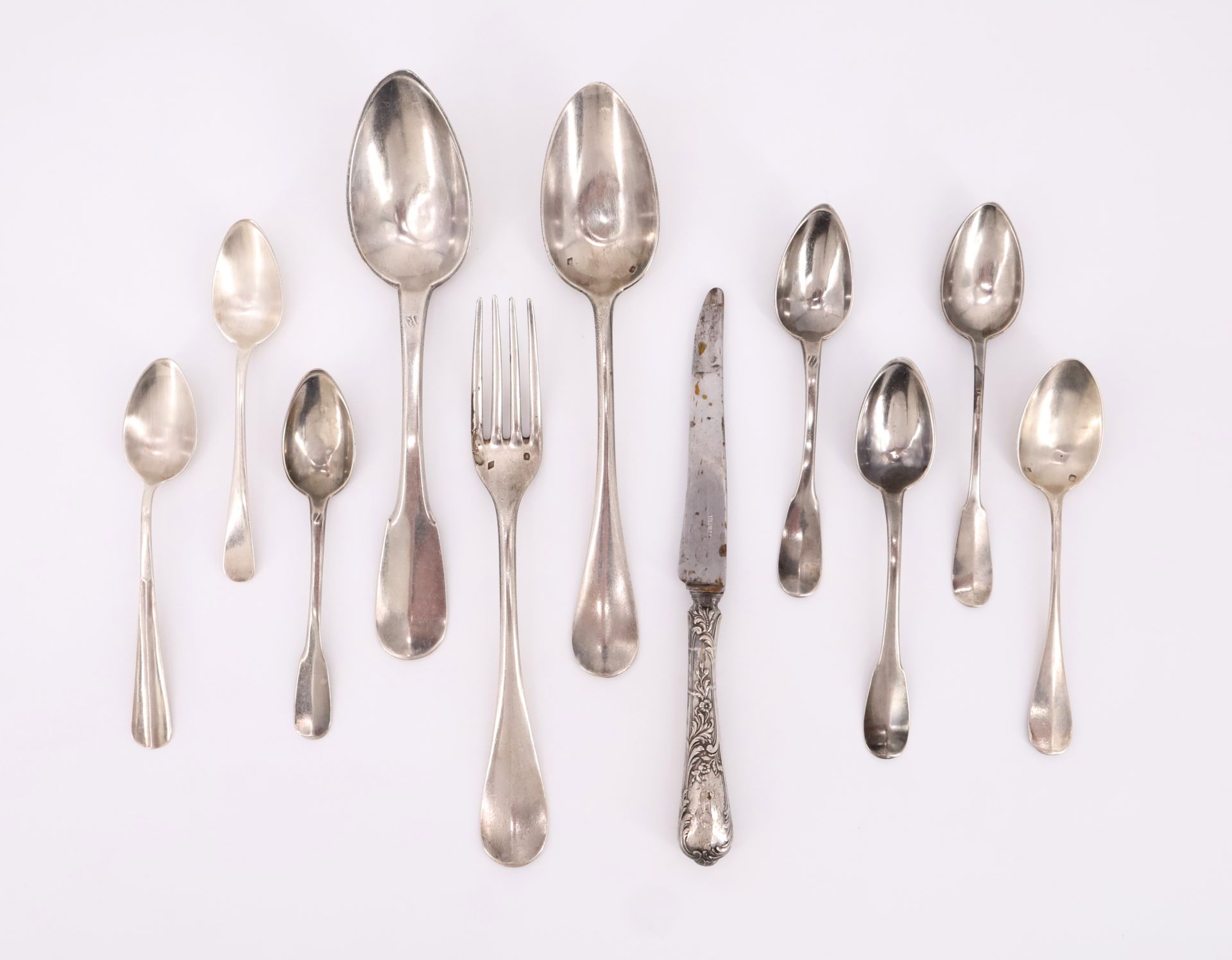 Null 银质拍品包括：两个勺子，七个茶/咖啡勺，一个叉子 - 各种冲头 - 重量：400克。附有一把刀。