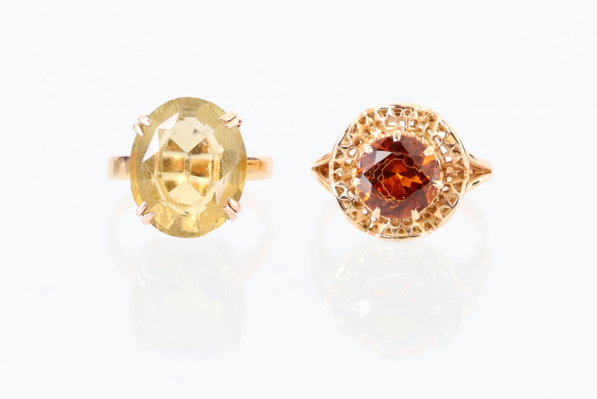 Null Lote de dos anillos en oro amarillo de 750 milésimas engastados con piedras&hellip;