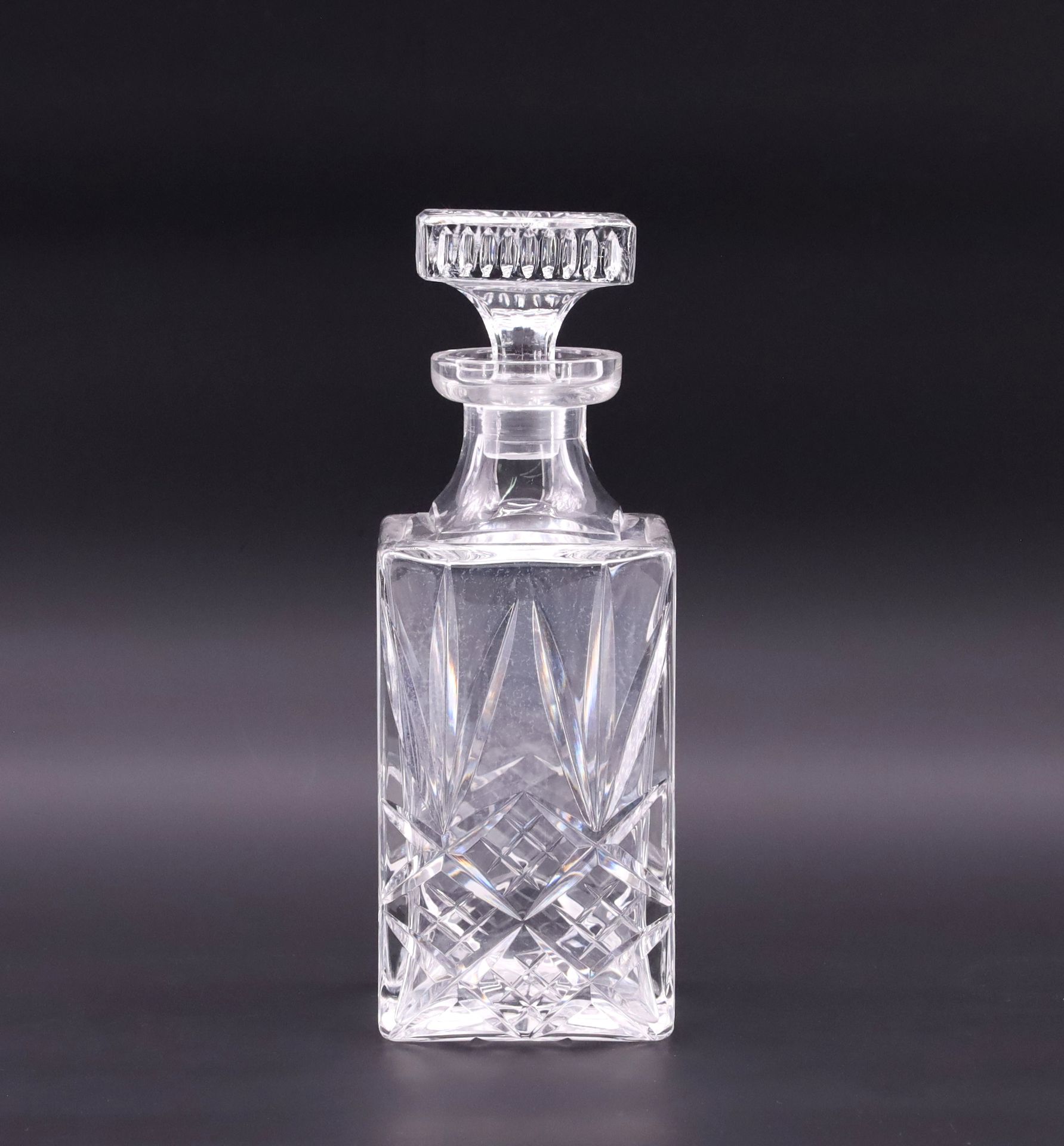 Null Carafe à liqueur en cristal taillé, Xxe siècle - H. 25 cm (égrenure au col)