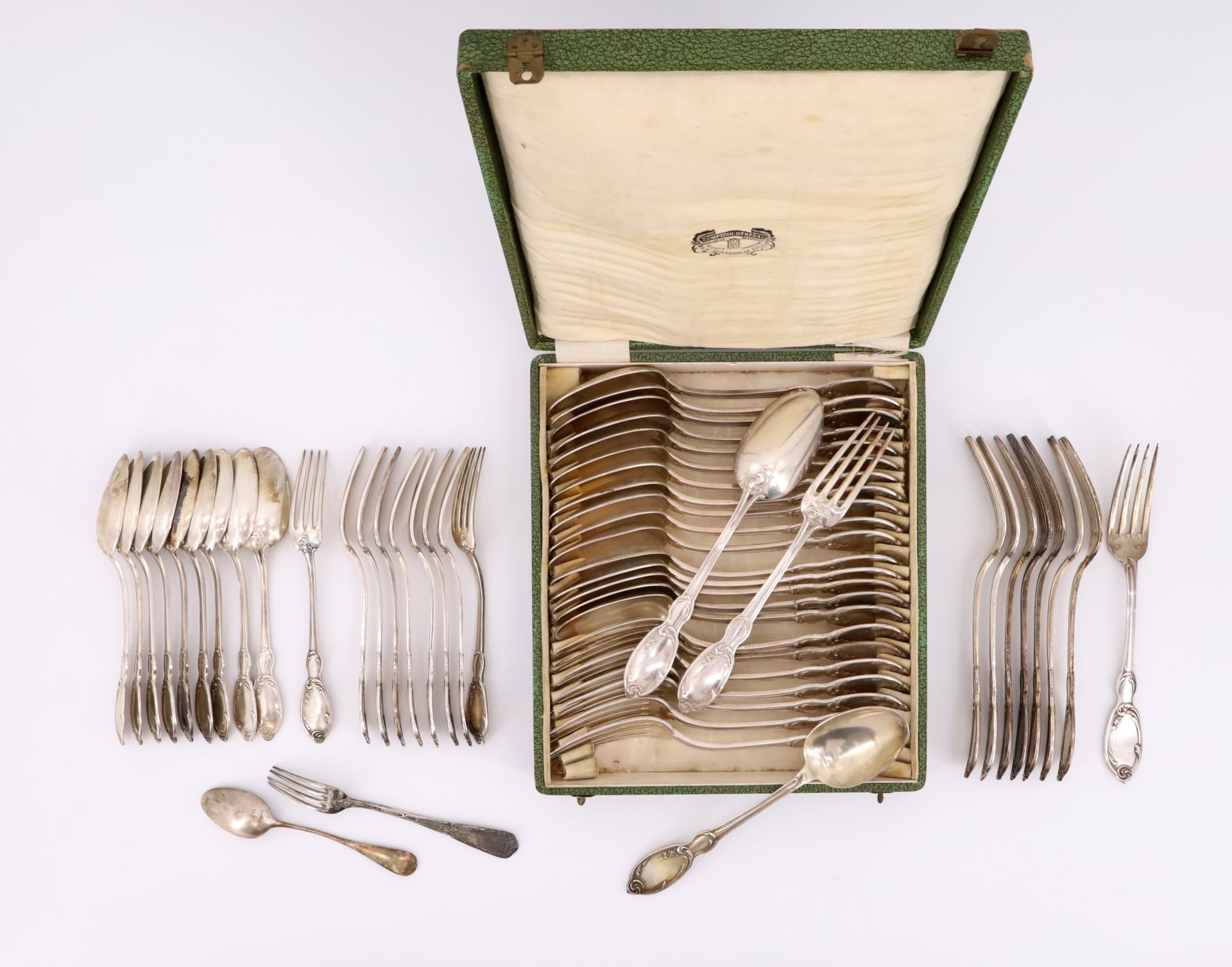 Null 查尔斯-穆拉特（活跃于1897年），路易十五风格的950‰银质餐具的一部分，包括：16件大餐具，2件大勺子和9件餐具，法国，米诺夫印记，金匠印记（C型&hellip;