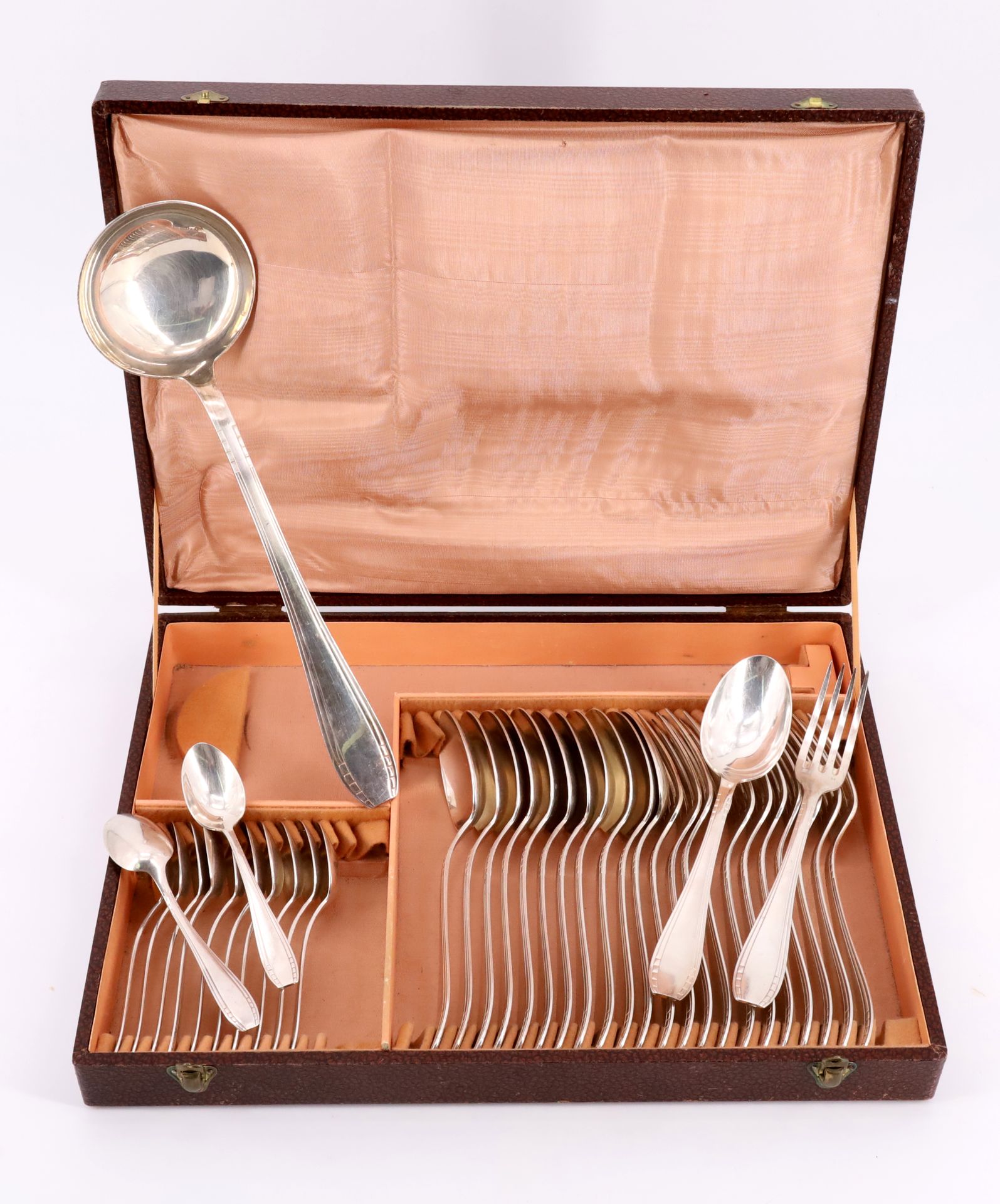 Null ORBRILLE - 镀银的家庭套装，包括 :十二个桌叉。12个餐勺。十二个咖啡勺。一勺子。1930年的模型，在他们的案例中。