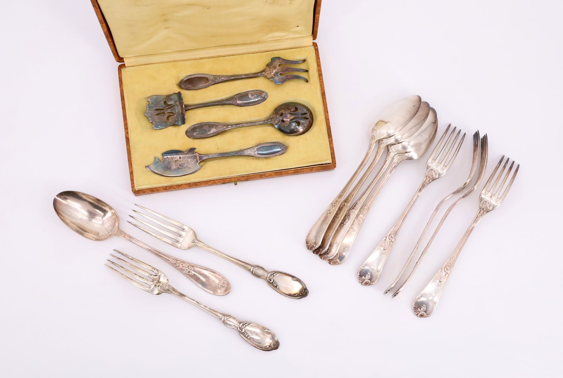 Null 镀银套装包括：1) 叉子、勺子和刀子组成的mignardises套装（在他们的箱子里）/2) 6把餐叉和5把汤勺，路易十五风格（银饰磨损）。