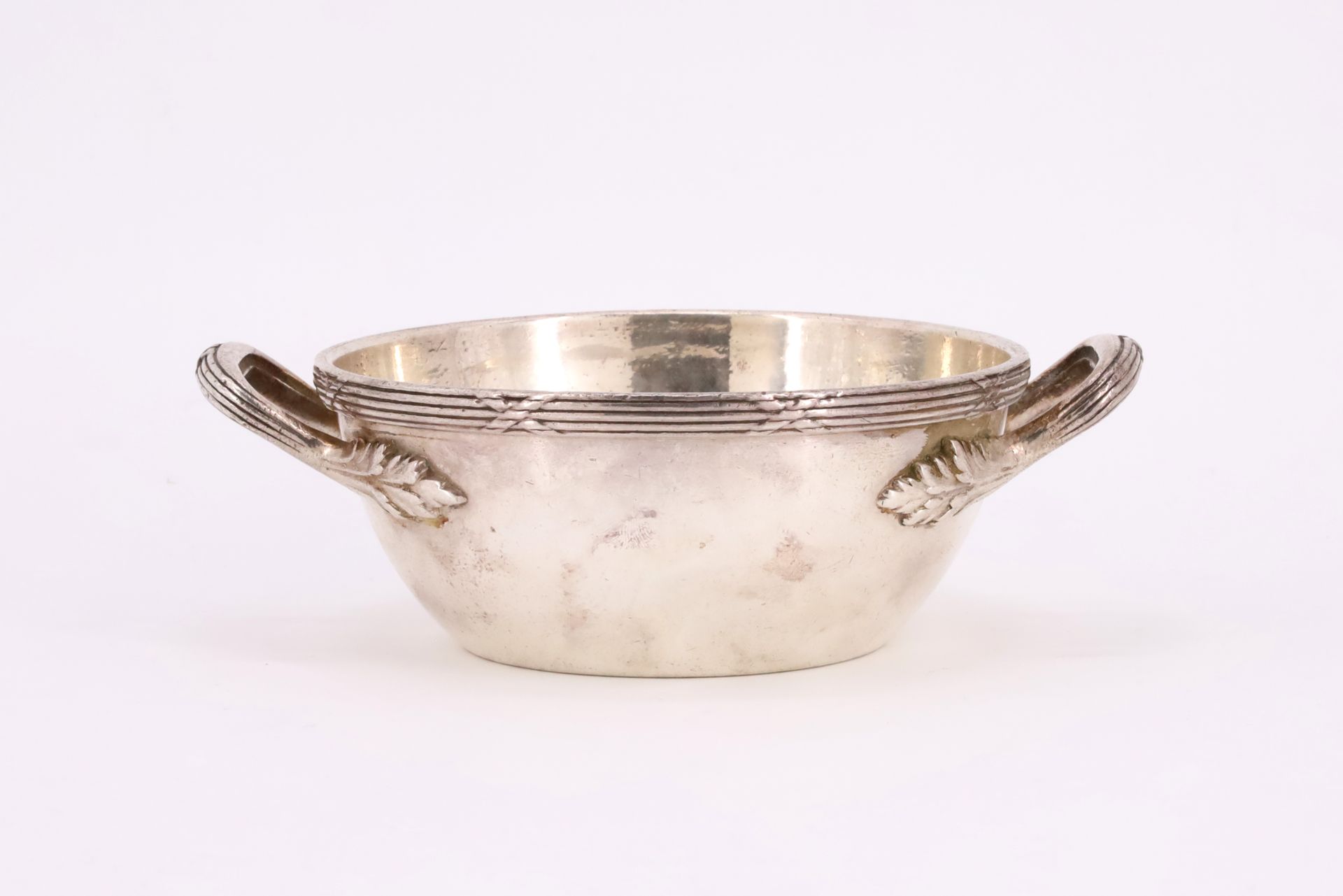 Null LE BRISTOL - Bowl with handles in silver plated metal decorated with ribbon&hellip;