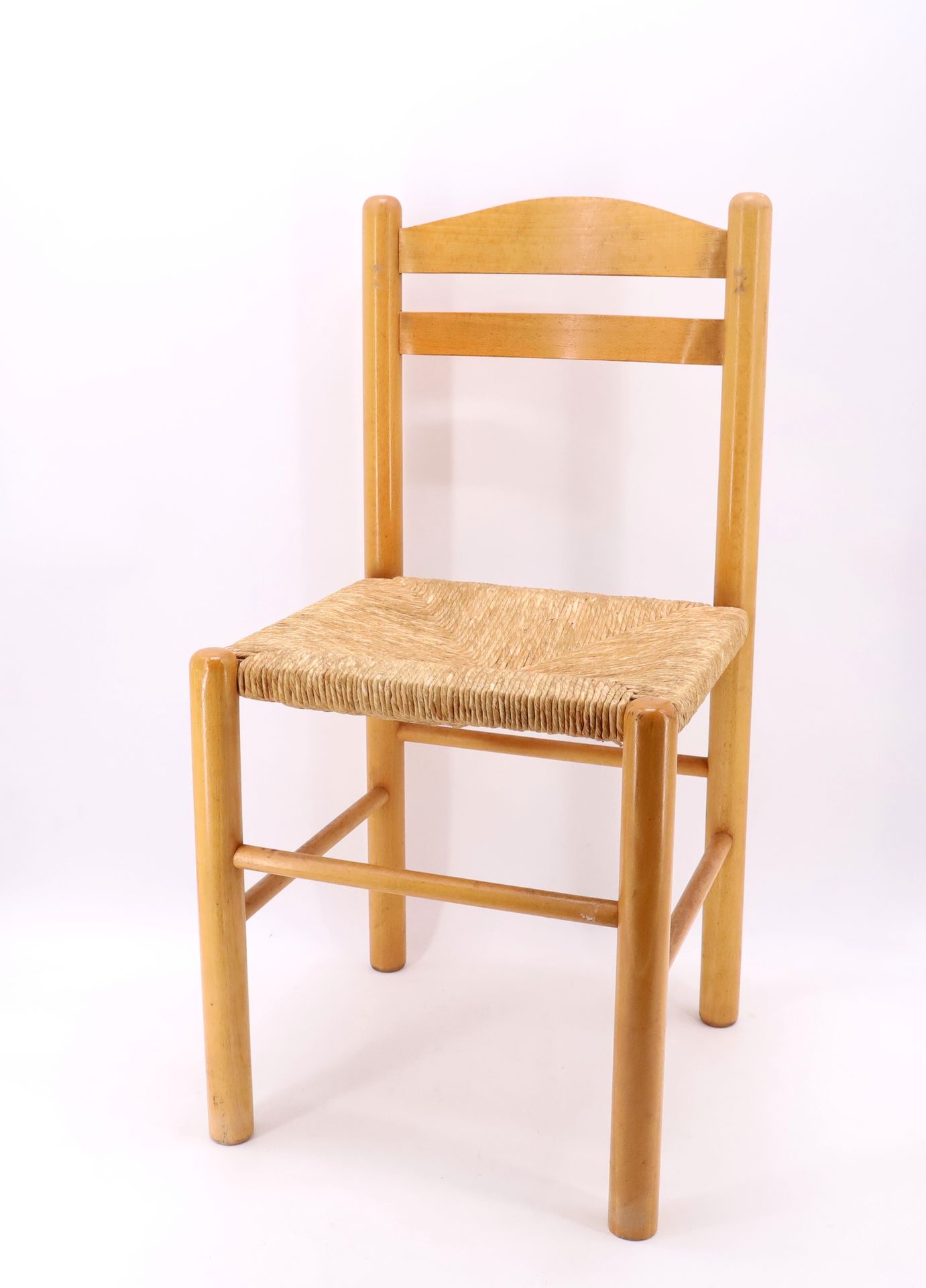 Null 夏洛特-佩里昂(1903-1999)的品味，天然木椅，草席，4条由横木连接的圆形腿 - 高81厘米，宽40厘米，深40厘米（使用时的磨损）。